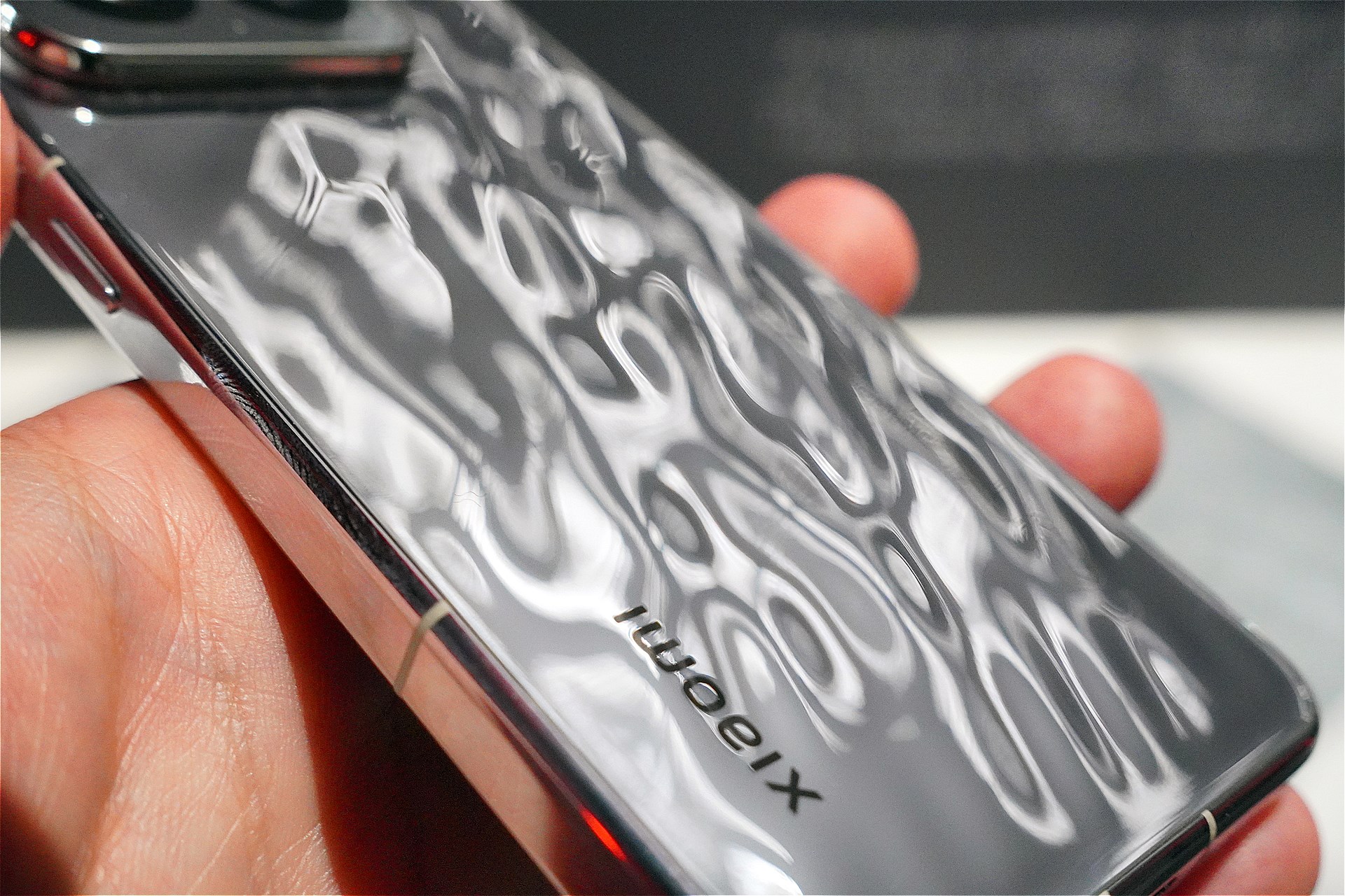 波打ったような背面が特徴のLiquid Sliverも投入される。単なる模様ではなく、実際に凹凸がついている