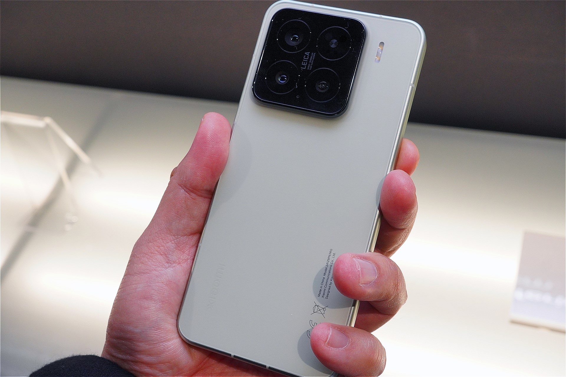 Xiaomi 15 Ultraに比べると、スマホ寄りのデザイン。カメラはライカ監修で、3つのレンズを備える
