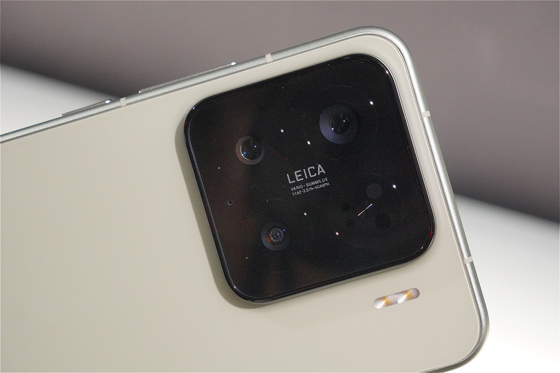 Xiaomi 15 Ultraに比べると、スマホ寄りのデザイン。カメラはライカ監修で、3つのレンズを備える