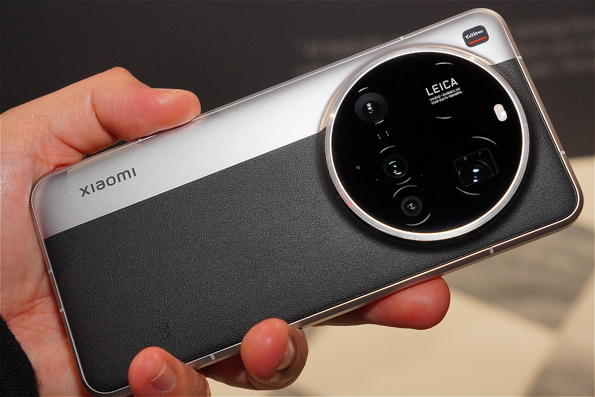 背面が2色に分かれ、よりカメラらしい見た目になった