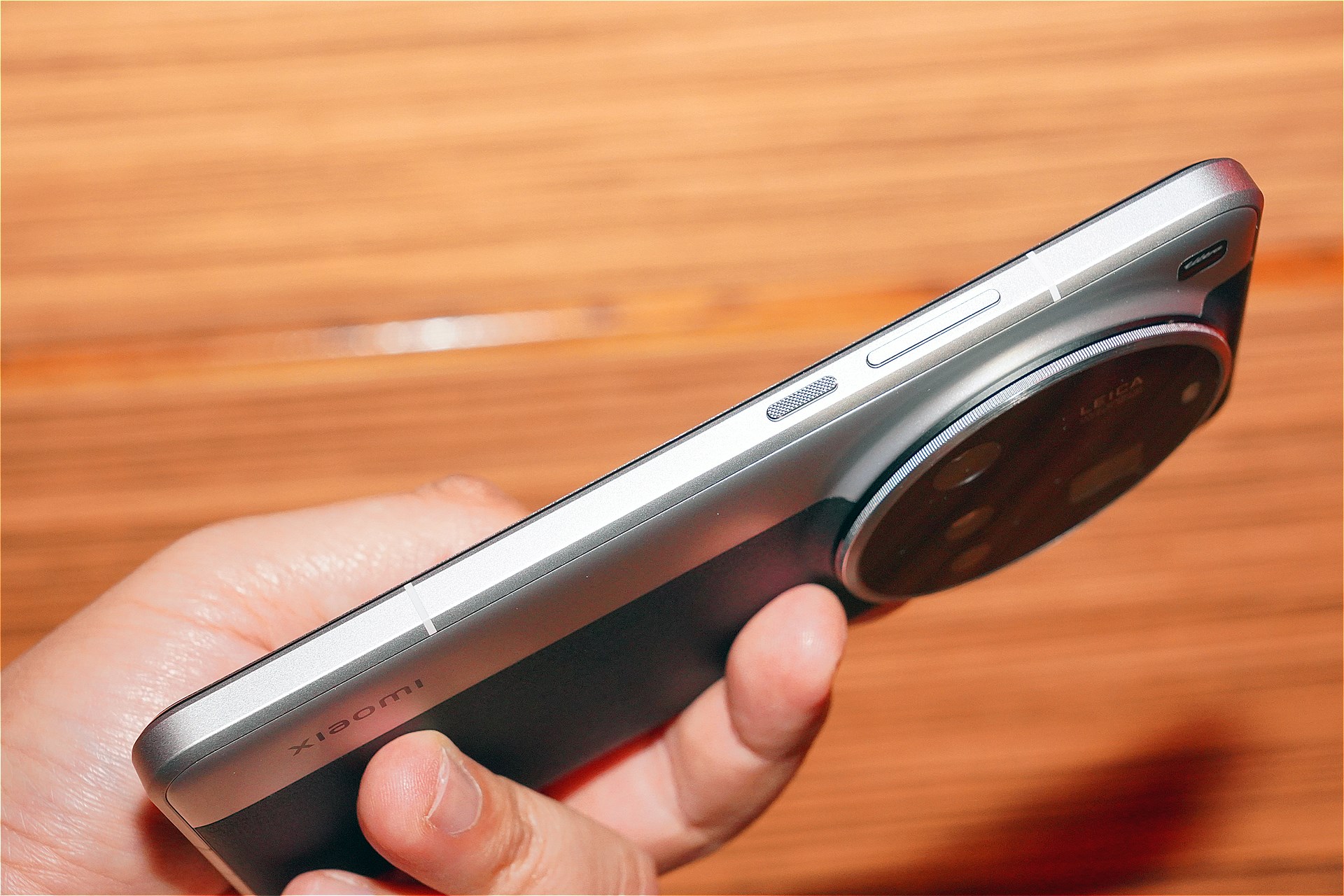 側面。電源キーには、ローレット加工が施されている