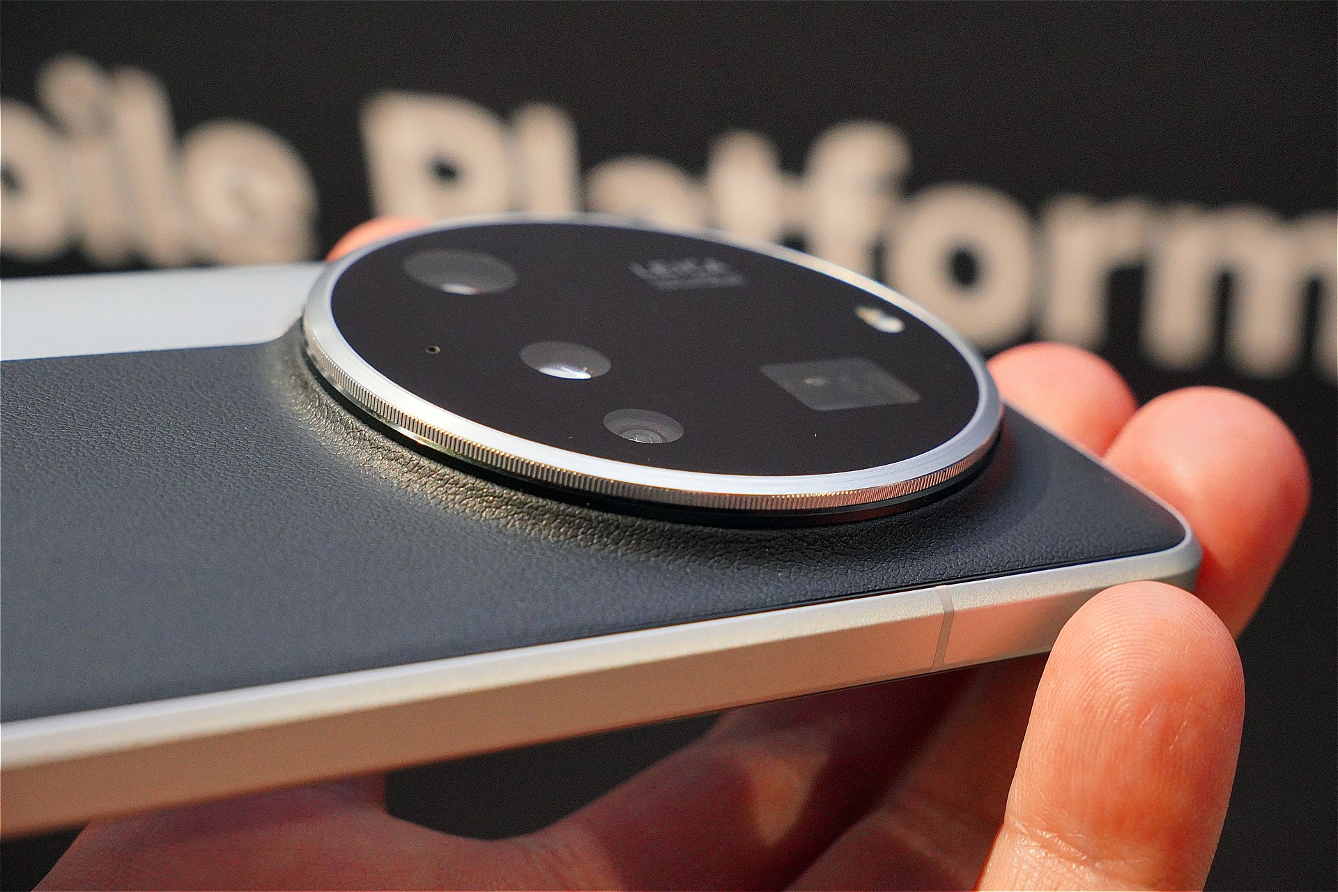 カメラリングとの接続部分は、なだらかな傾斜がつけられている