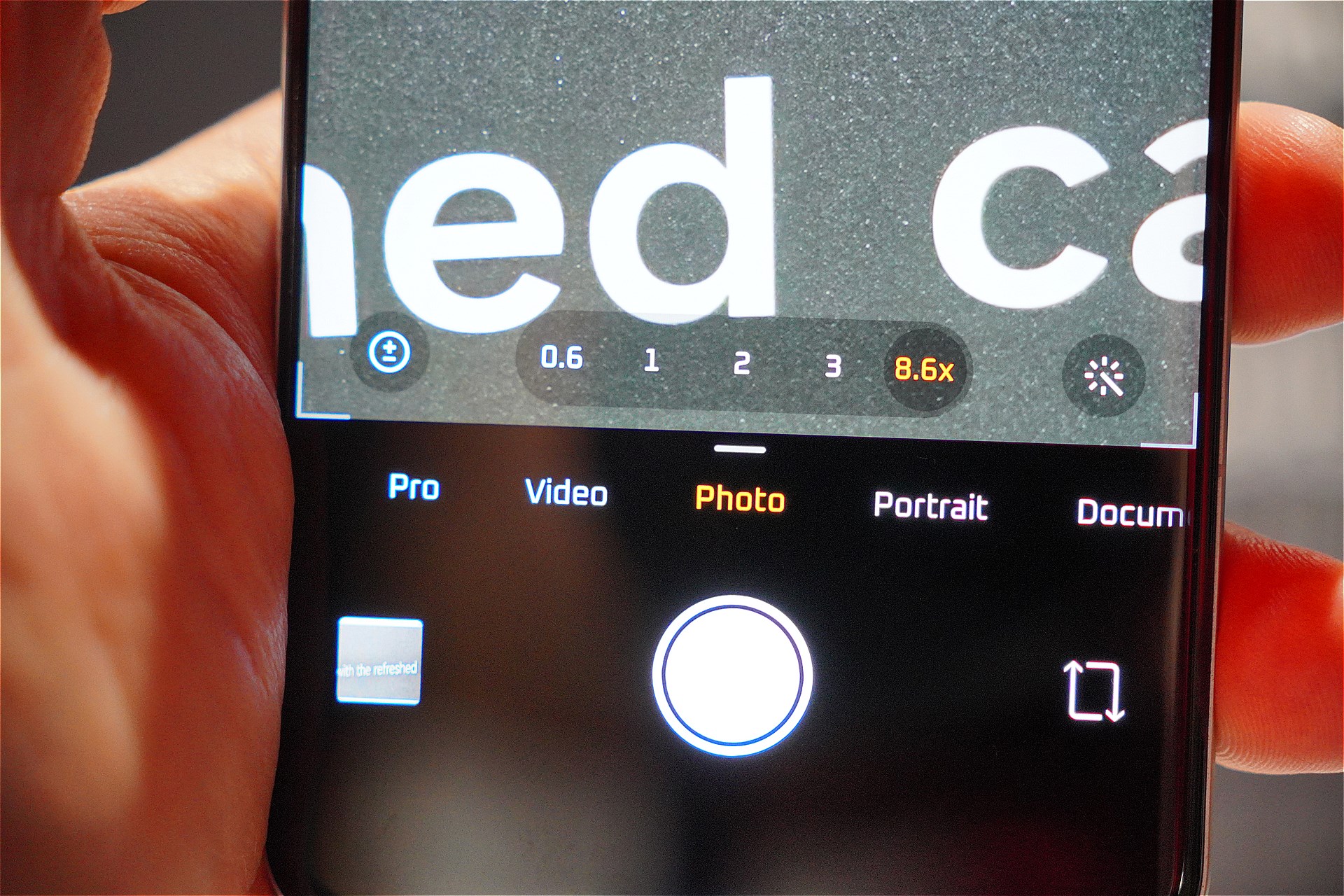 望遠カメラを選択したあと、もう1回ボタンをタップすると8.6倍の200mmに切り替わる。さらにここをタップすると400mmの17.2倍に。倍率表示だが、タップした直後は焦点距離で表示される