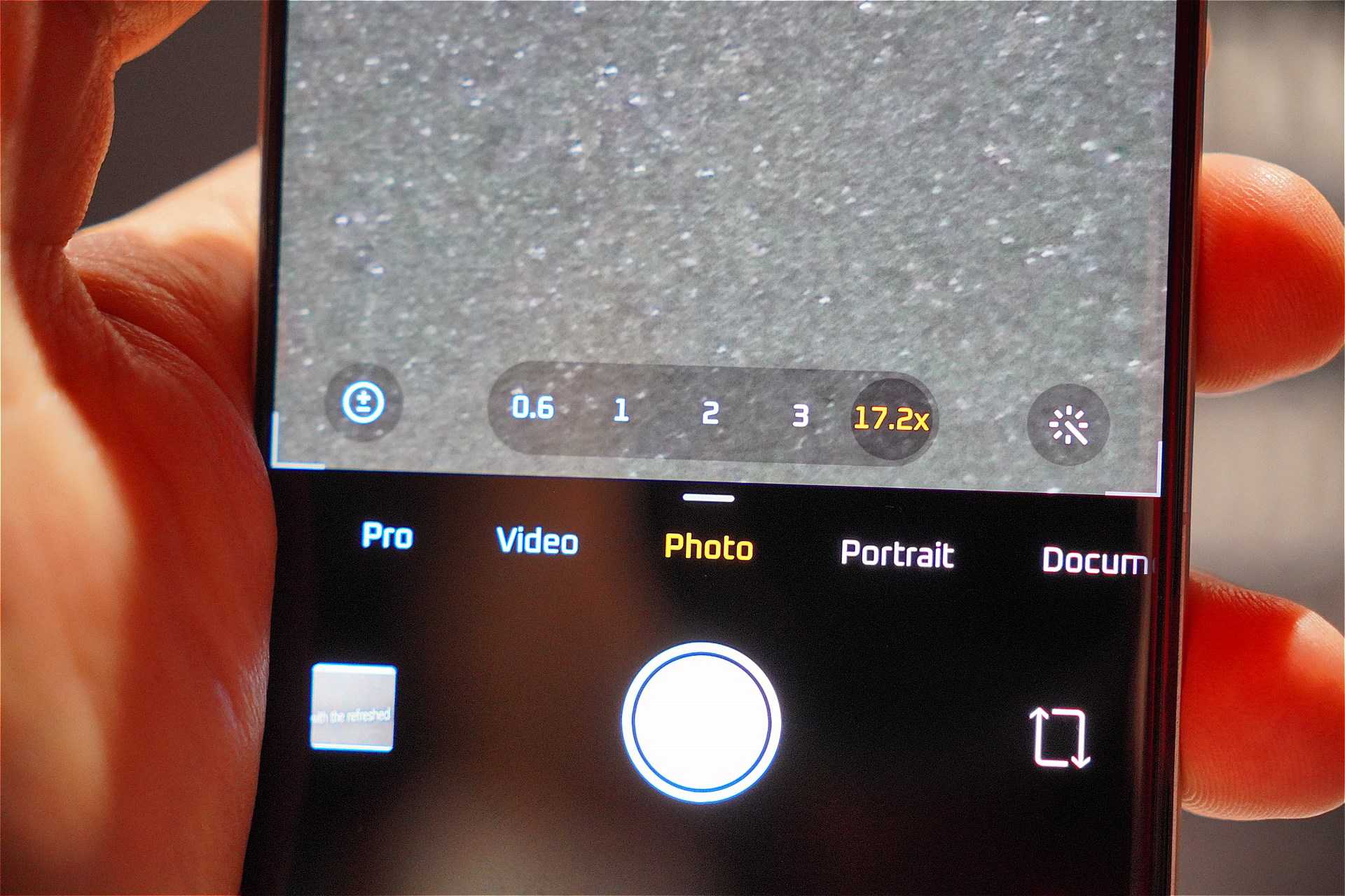 望遠カメラを選択したあと、もう1回ボタンをタップすると8.6倍の200mmに切り替わる。さらにここをタップすると400mmの17.2倍に。倍率表示だが、タップした直後は焦点距離で表示される