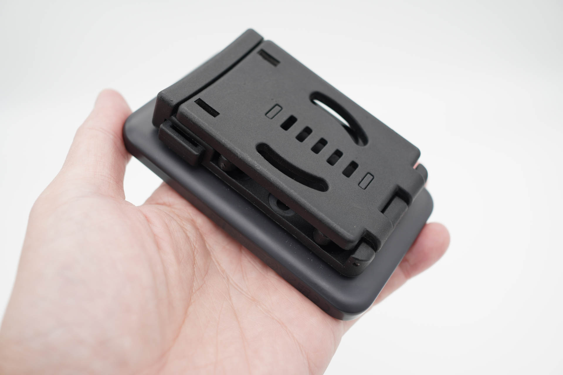 ミリタリー向けのベルトクリップを強力な両面テープで貼り付けている。頑丈さが命