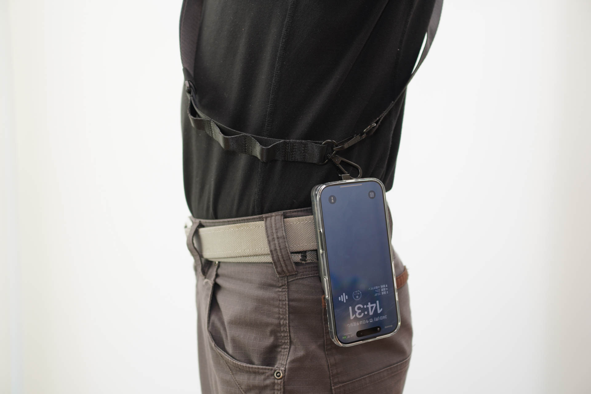 ズボンのベルトにも着けられるが、服装によっては合わせにくいのが目下の改良課題