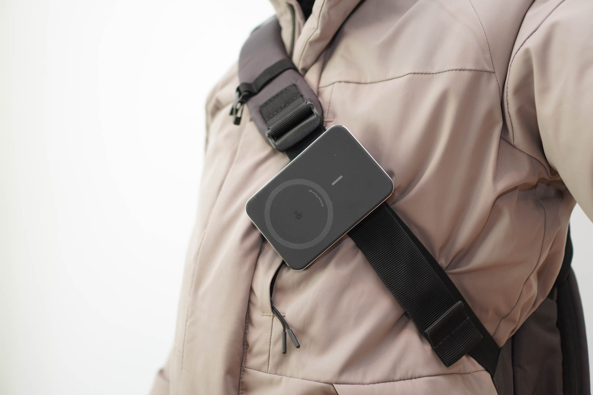 カバンのストラップに装着したウェアラブルMagSafe充電器