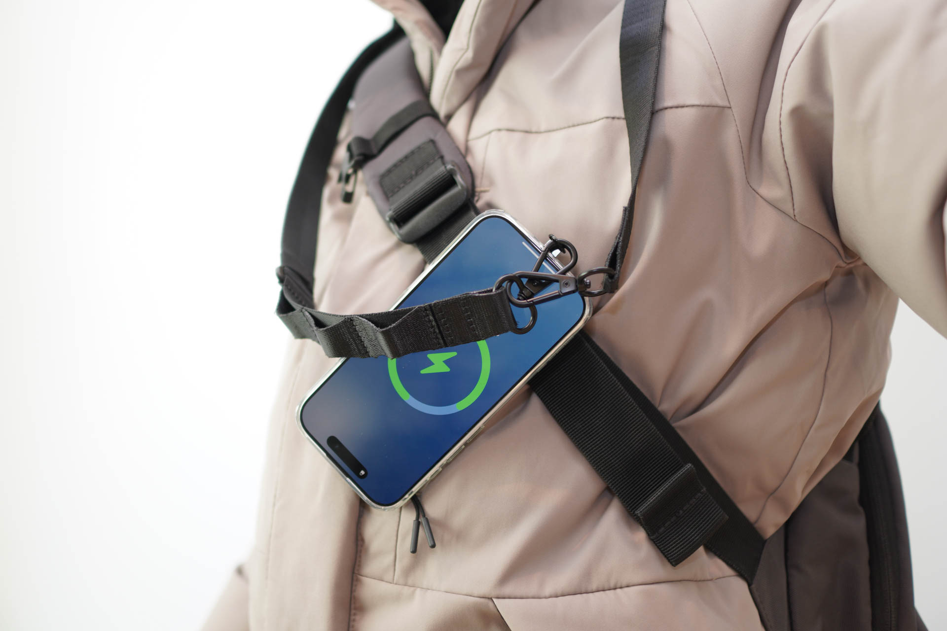 iPhoneが貼り付くと充電状態になる。ストラップは必須だ