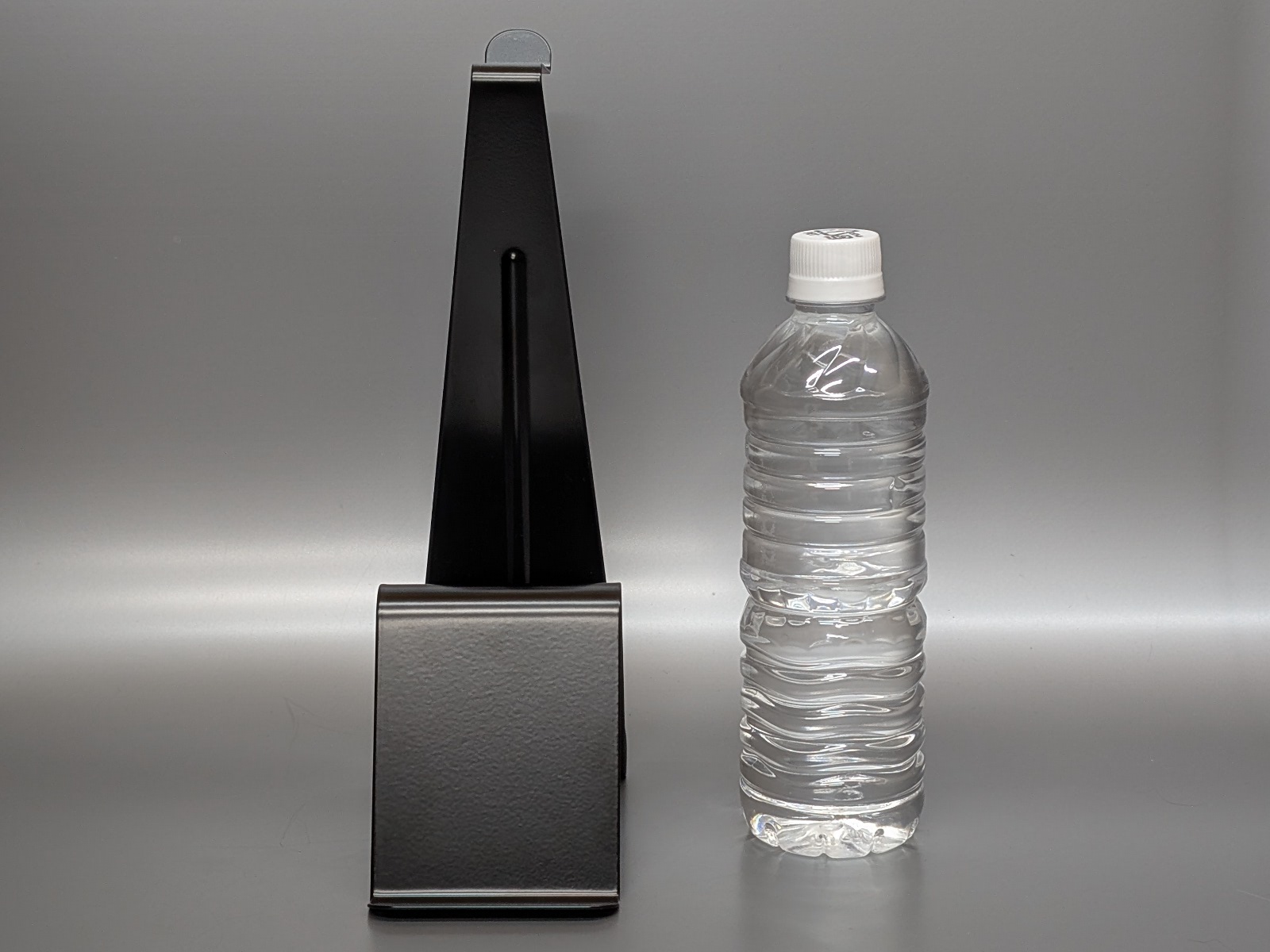 500mlペットボトルと並べたところ。高さは30cm近くある