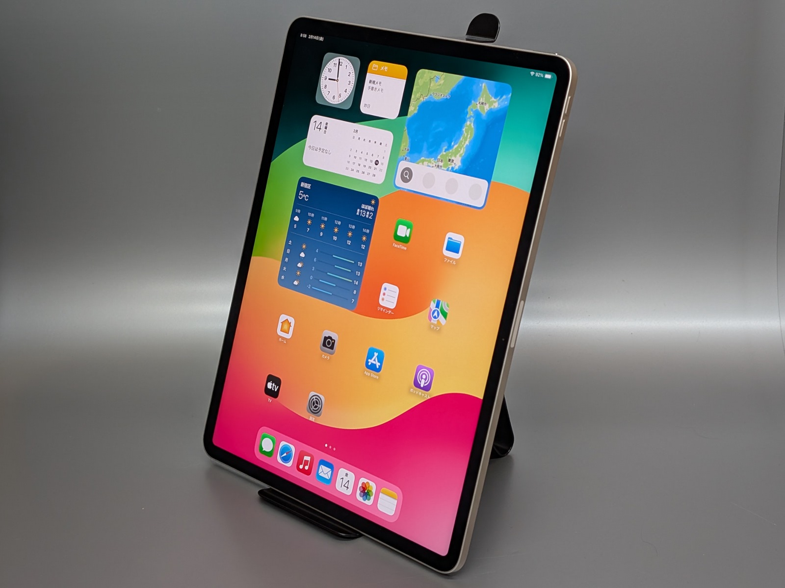 13インチiPadなど大判のタブレットも、上部フック背後で支えつつ立てられる