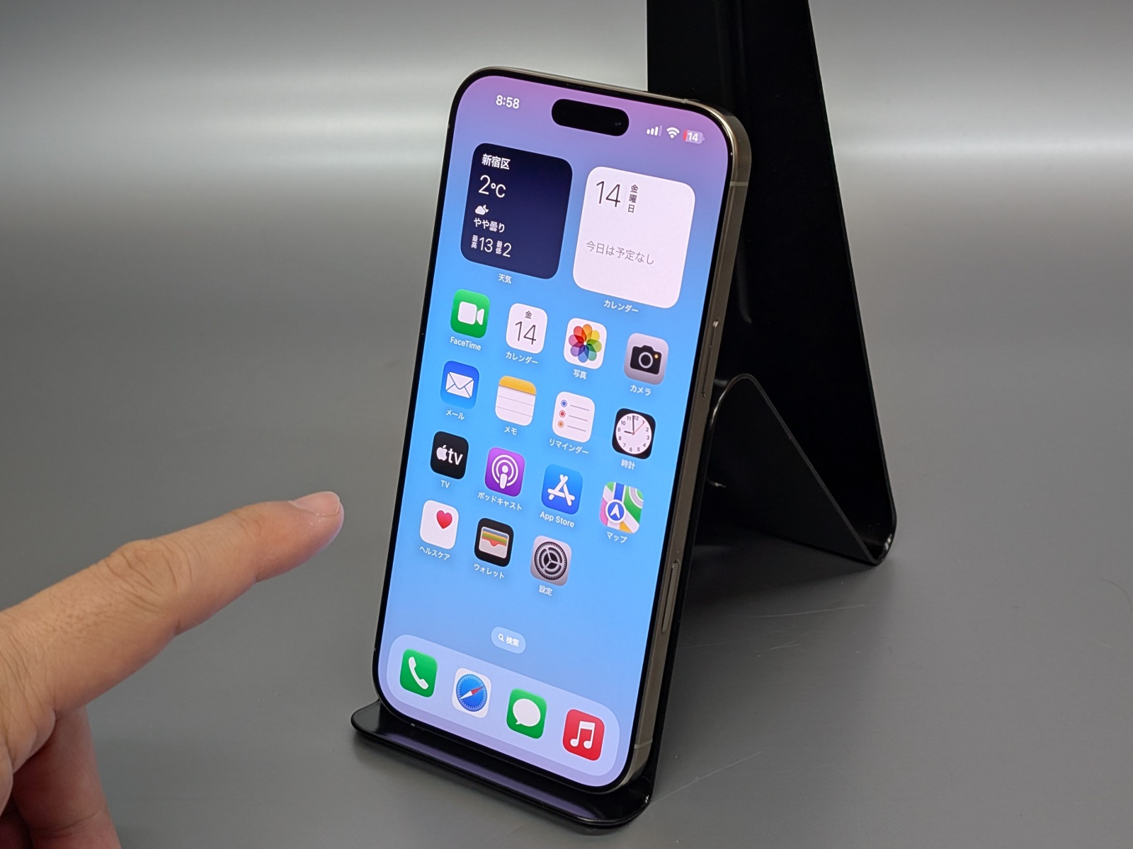 スマホについても下部のプレート部で支えることで立てられる