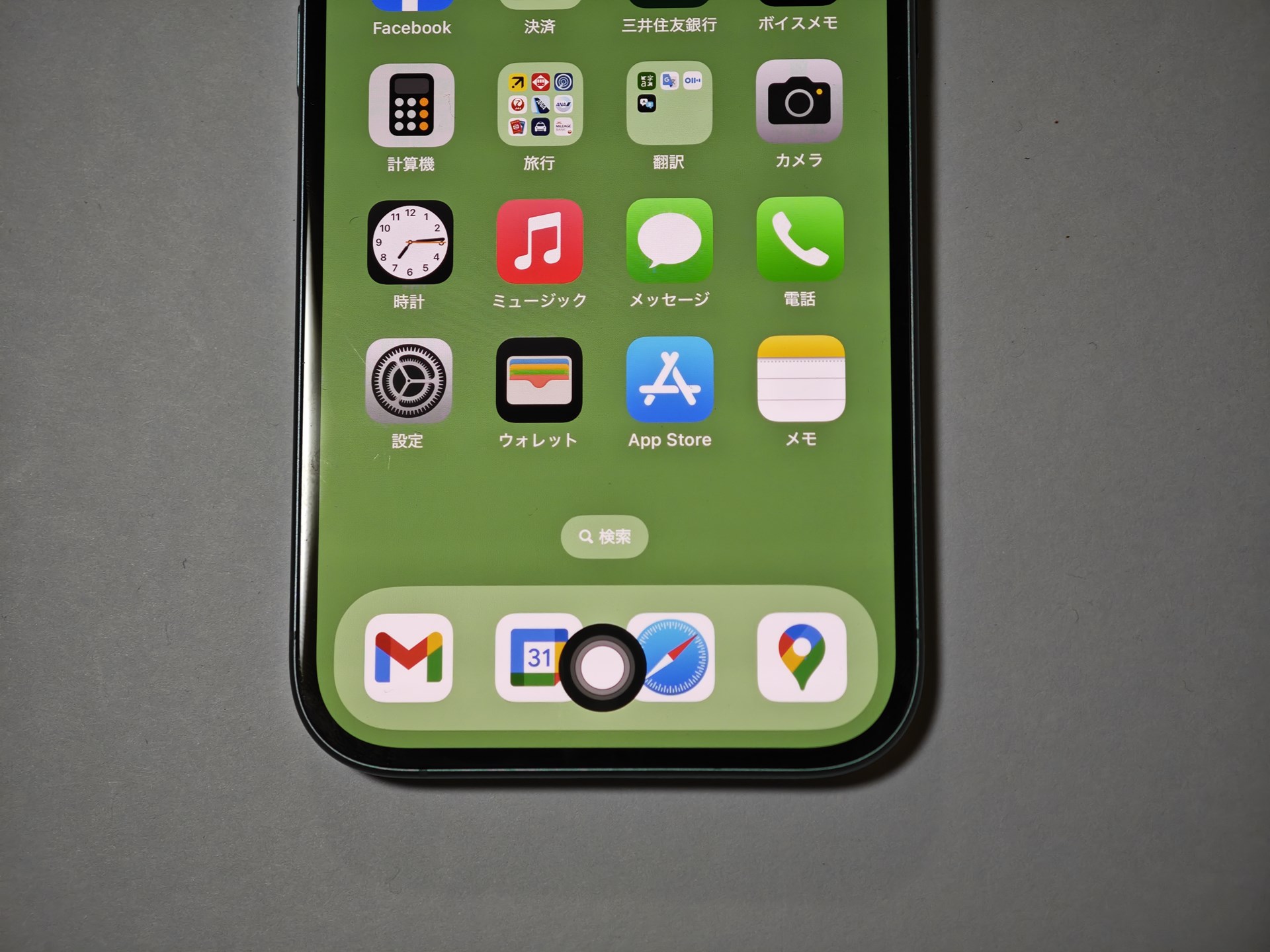 AssistiveTouchのボタン。しばらくすると透明度が増して目立たなくなりますが、どんな画面でもずっと表示されています。なお、ボタンの位置は画面の端なら上下左右どこでも動かせます。