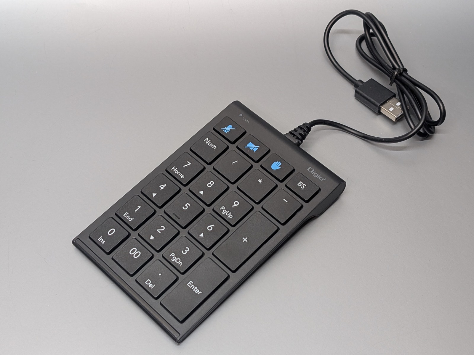 見た目は一般的なUSB接続のテンキー。ケーブル長は80cm