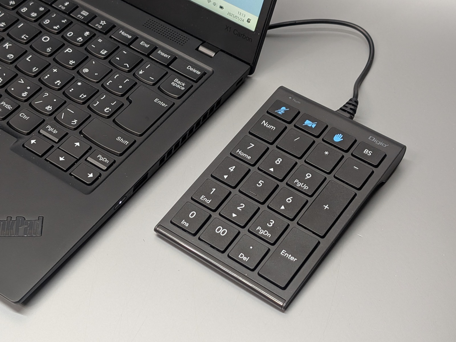 USB接続で汎用性は高い。薄型なのでノートパソコンとの組み合わせにも適する