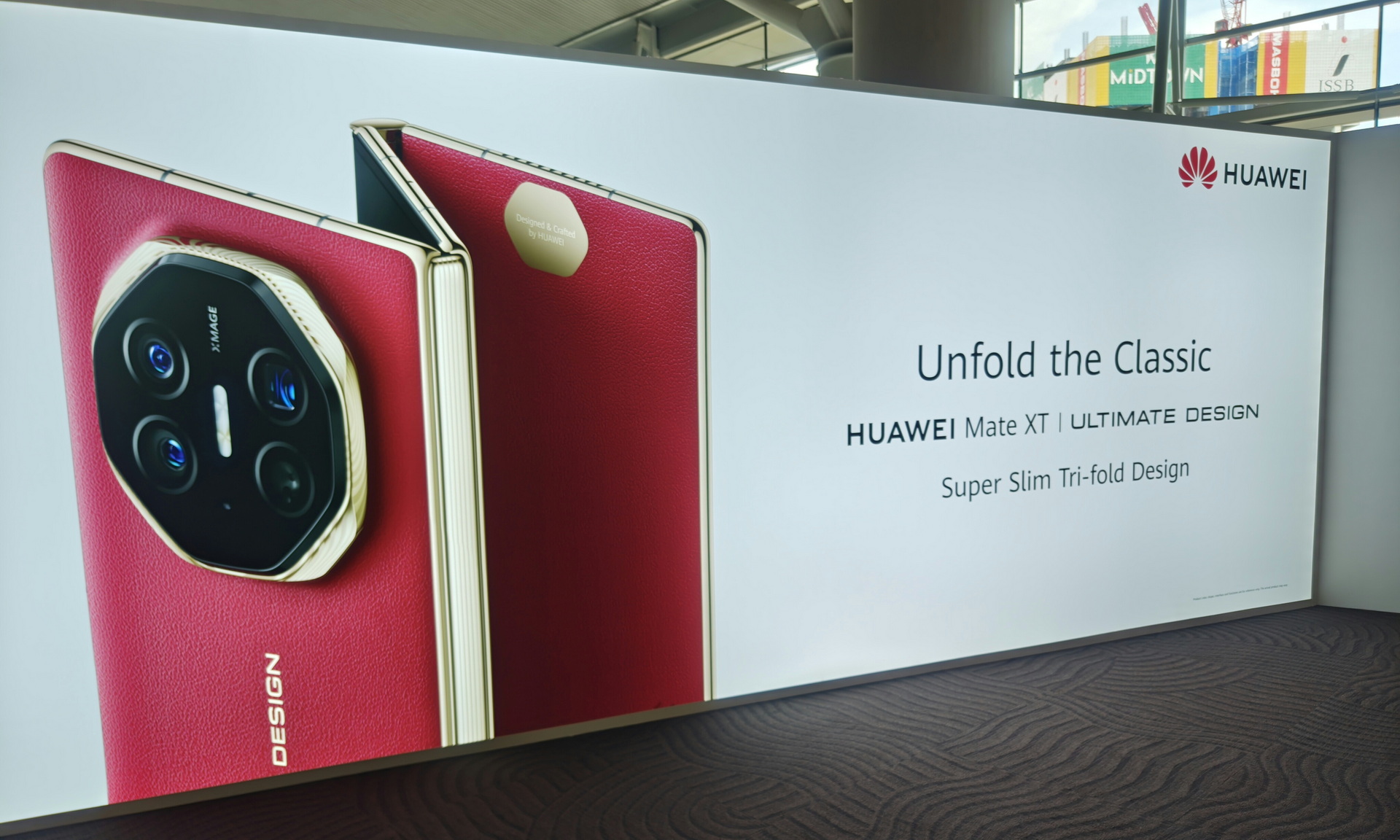 発表会場入口付近にいくつも設置されていた「HUAWEI Mate XT ULTIMATE DESIGN」のパネル