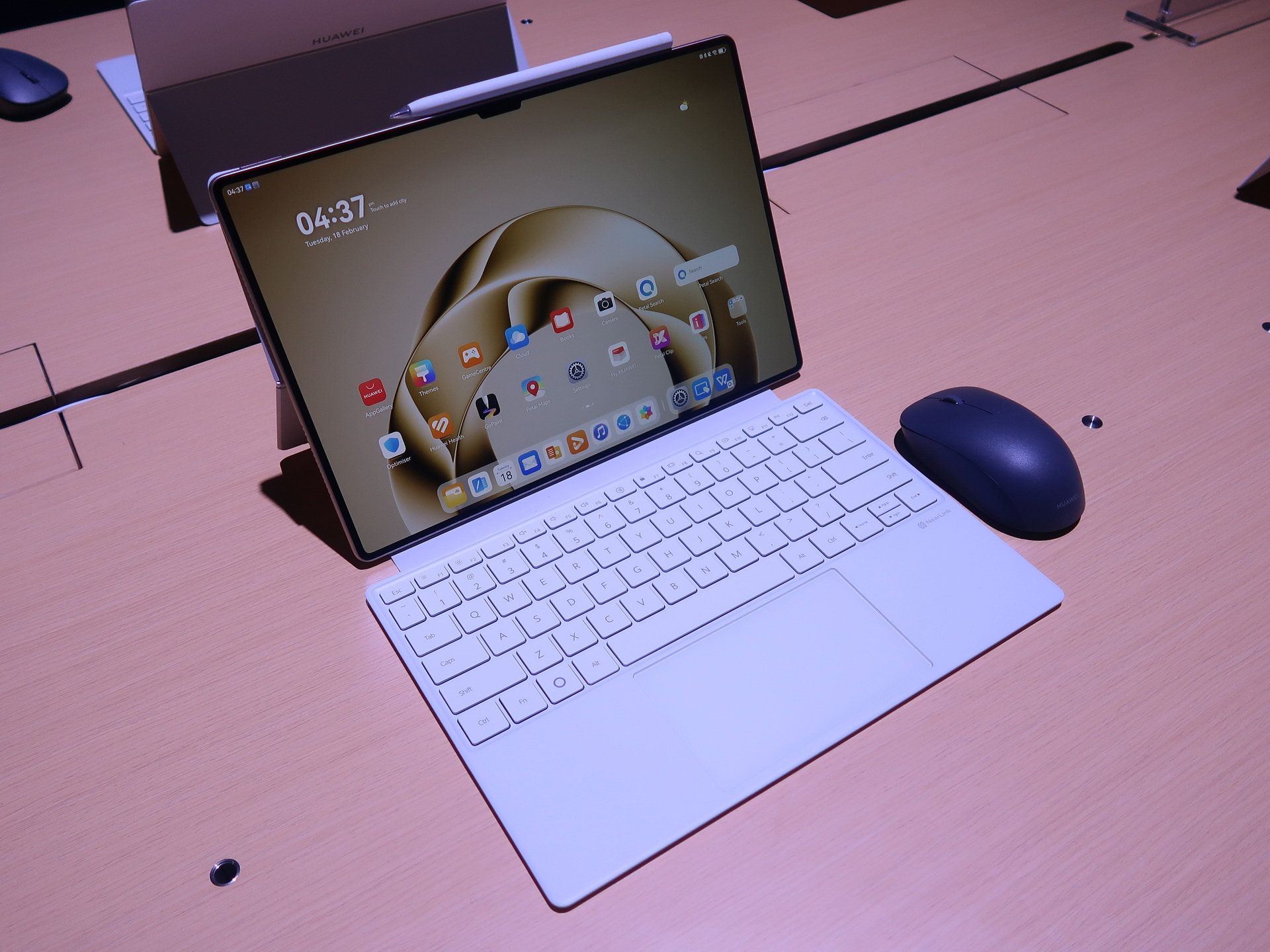 キーボード、ペン、マウスを組み合わせて利用できる。ペンは本体側面（写真の上部）にマグネットで固定可能