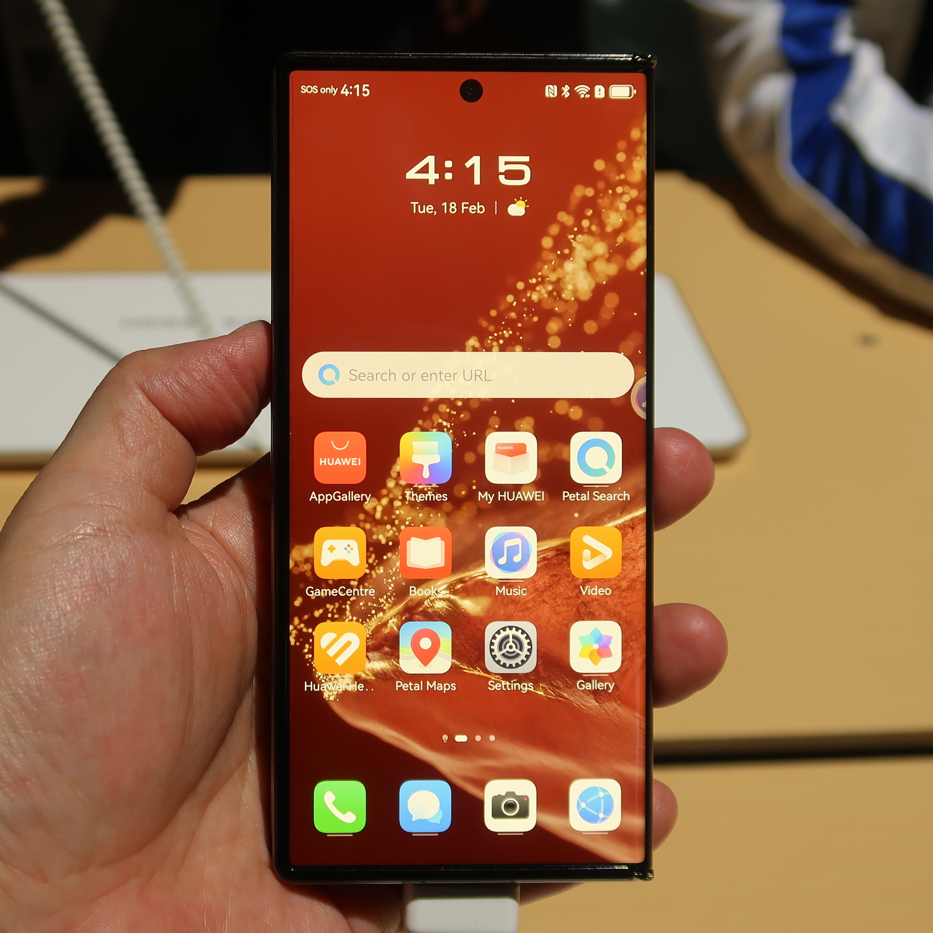 本体を折りたたんだ状態のディスプレイ。やや縦長だが、対角サイズは6.4インチ