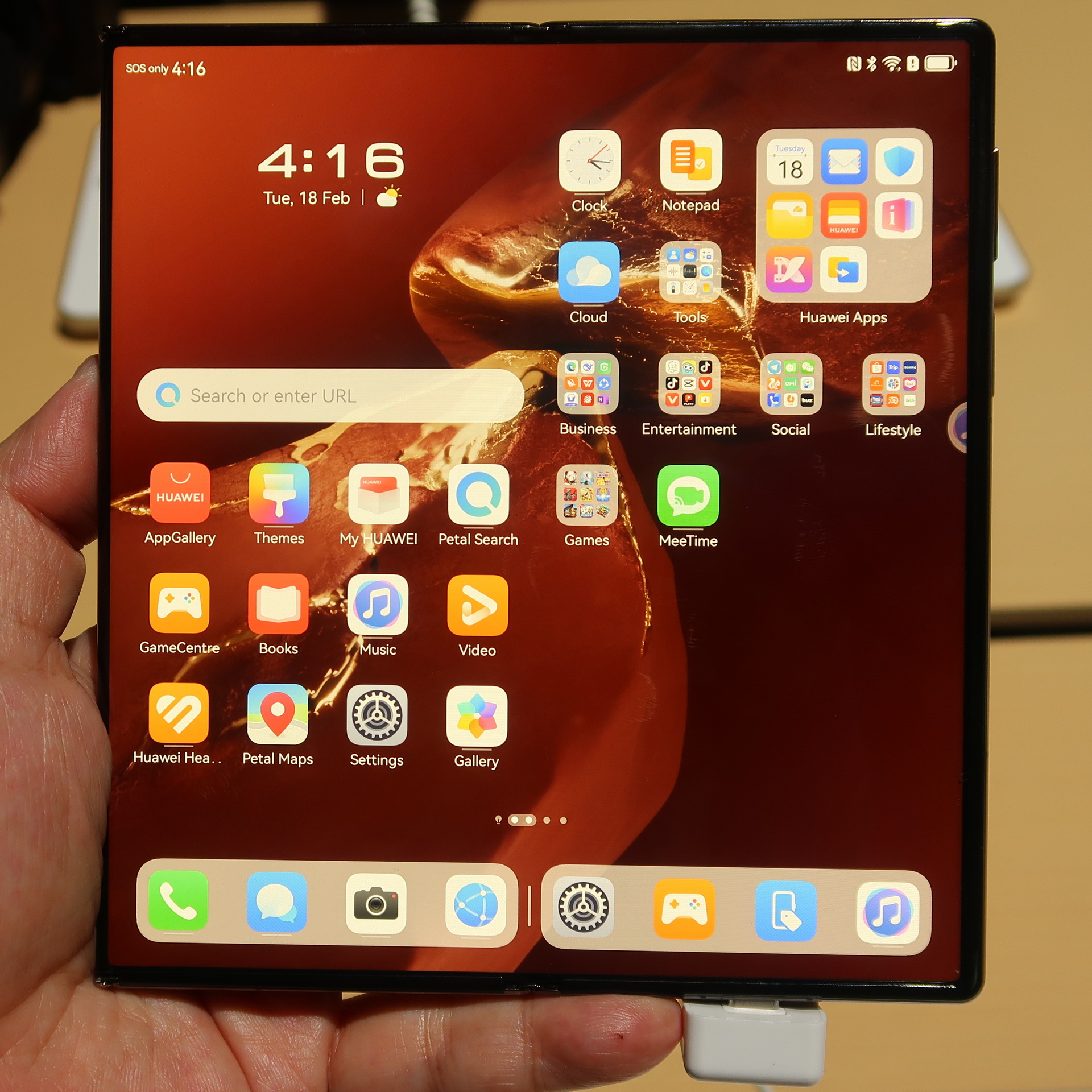 本体の右側面を開くと、ディスプレイは7.9インチに拡大。「Galaxy Z Fold」シリーズなどに近いイメージだが、中央の折り目も目立たず、視認性は良好