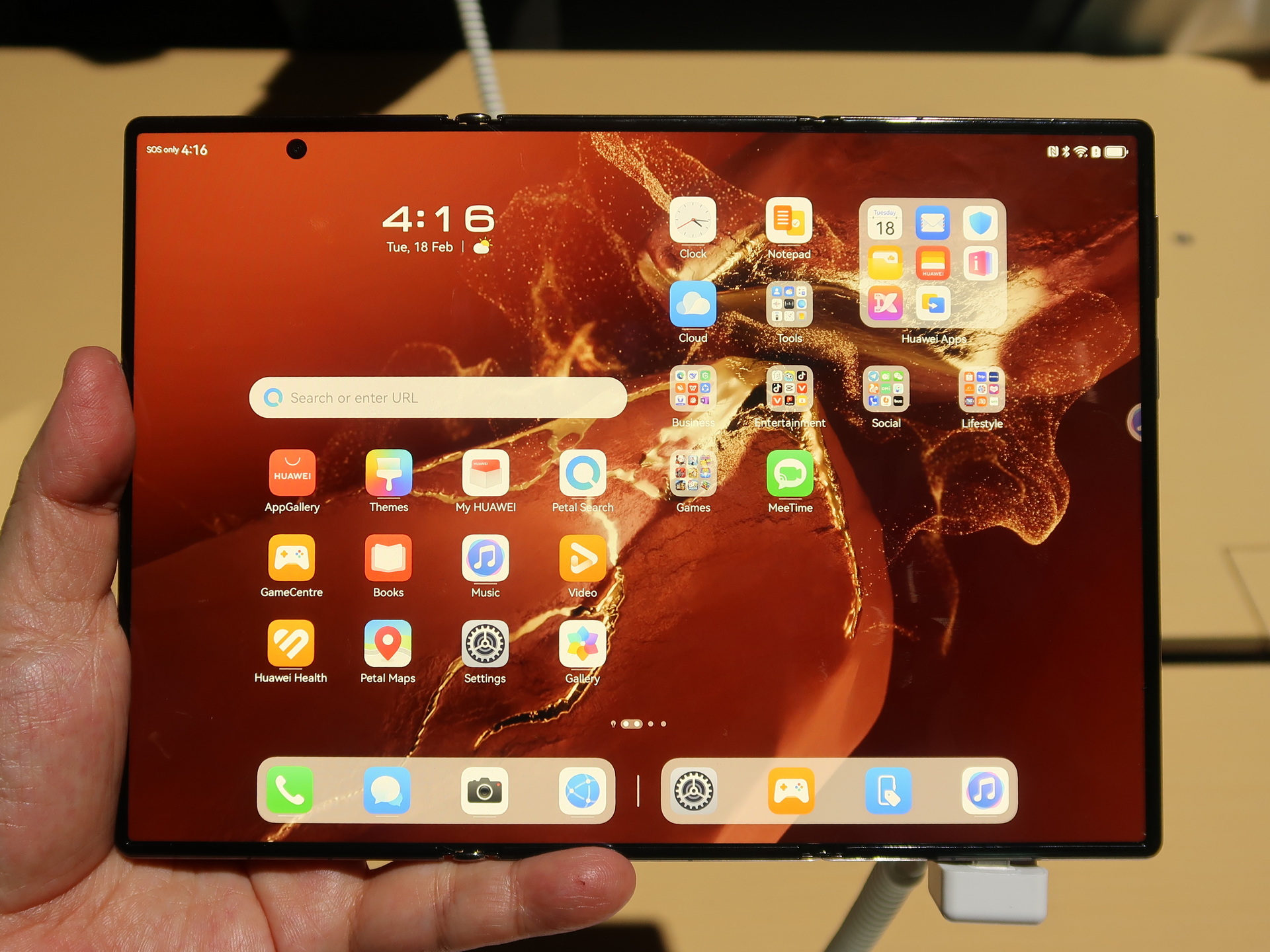 7.9インチの状態から左側面の背後側から手間にディスプレイを開くと、10.2インチの表示が可能。コンパクトなタブレットなどと変わらないサイズ感だが、ボディが薄いため、携帯性は良好