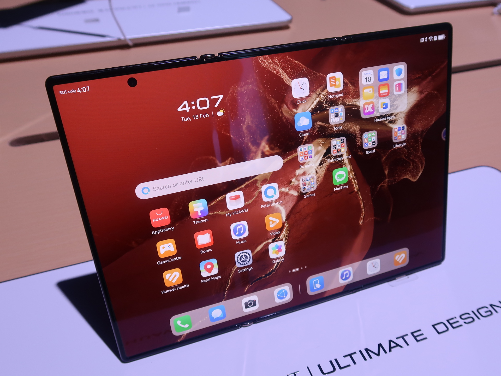 本体をフルに開いた状態。プラットフォームは独自の「Harmony OS」（EMUI 14.2）を採用
