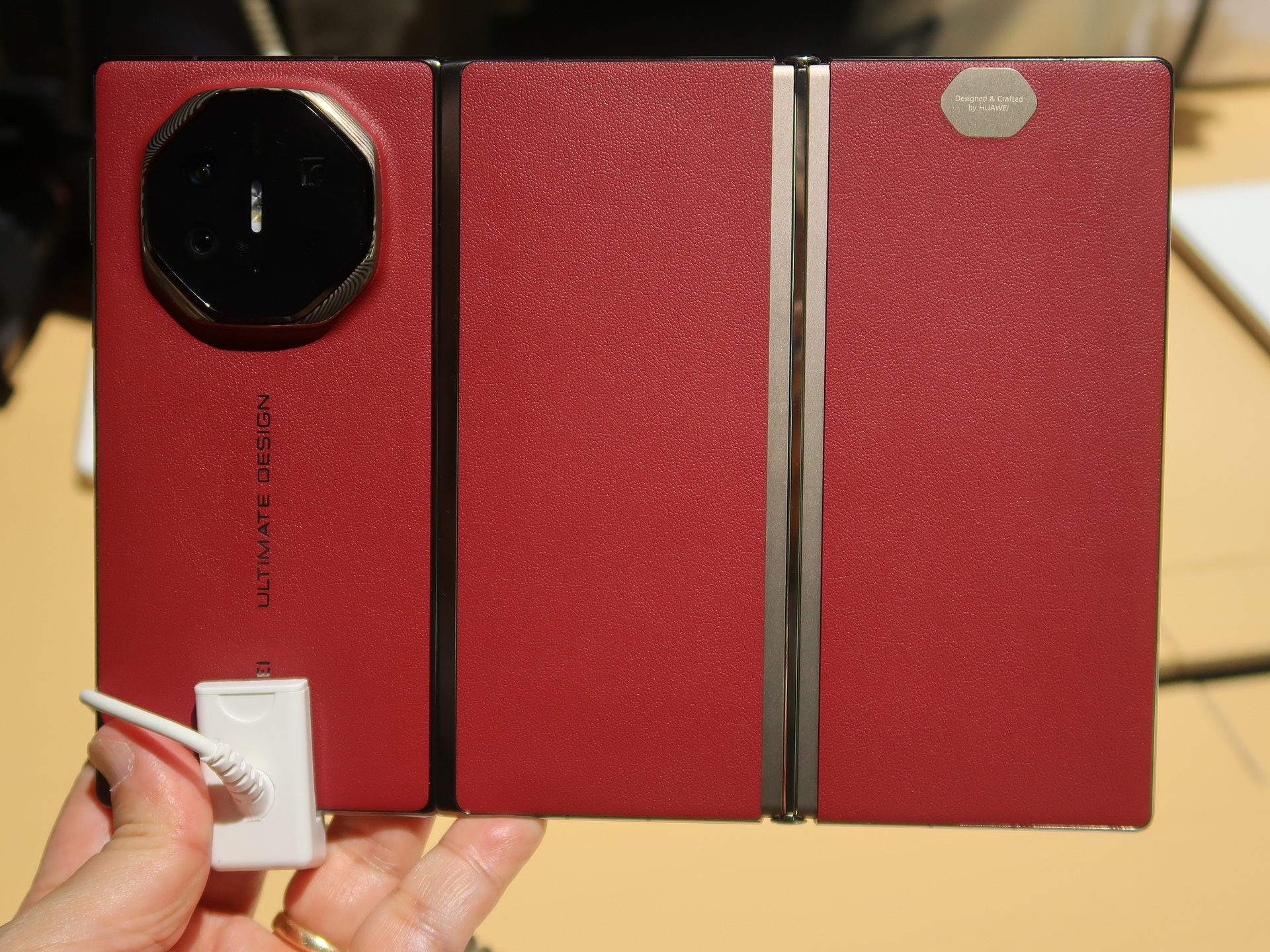 「HUAWEI Mate XT ULTIMATE DESIGN」をフルに開いた状態の背面。ヴィーガンレザーで仕上げられている