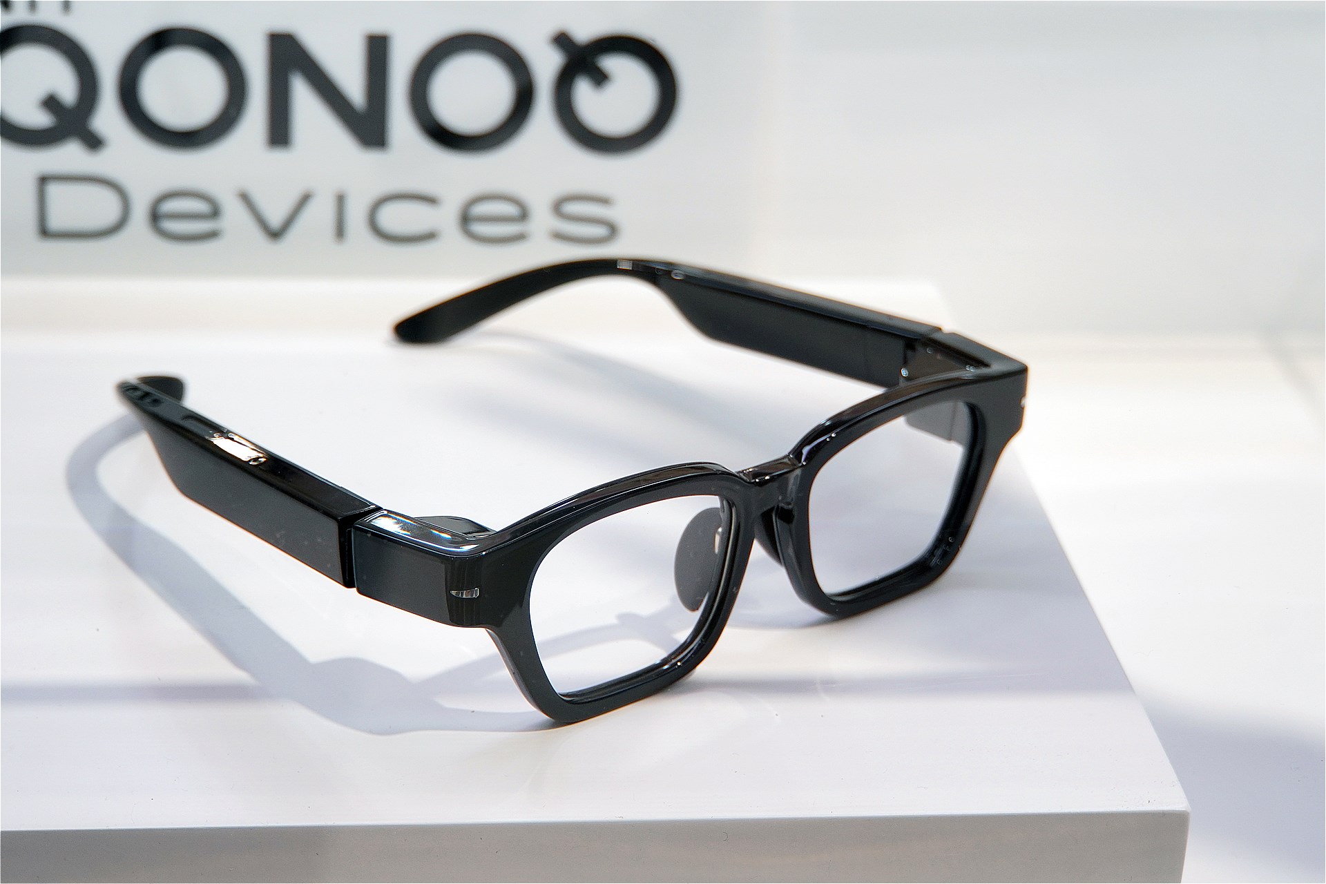 ドコモブースには、メガネ型XRデバイスの商用試作機が展示されていた