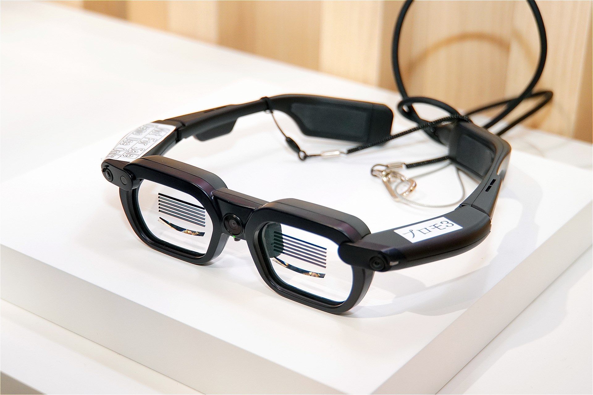 現在販売中のMiRZA。法人をターゲットにしている。これと比べると、商用試作機はかなり小型化され、一般のメガネにサイズが近づいていることが分かる