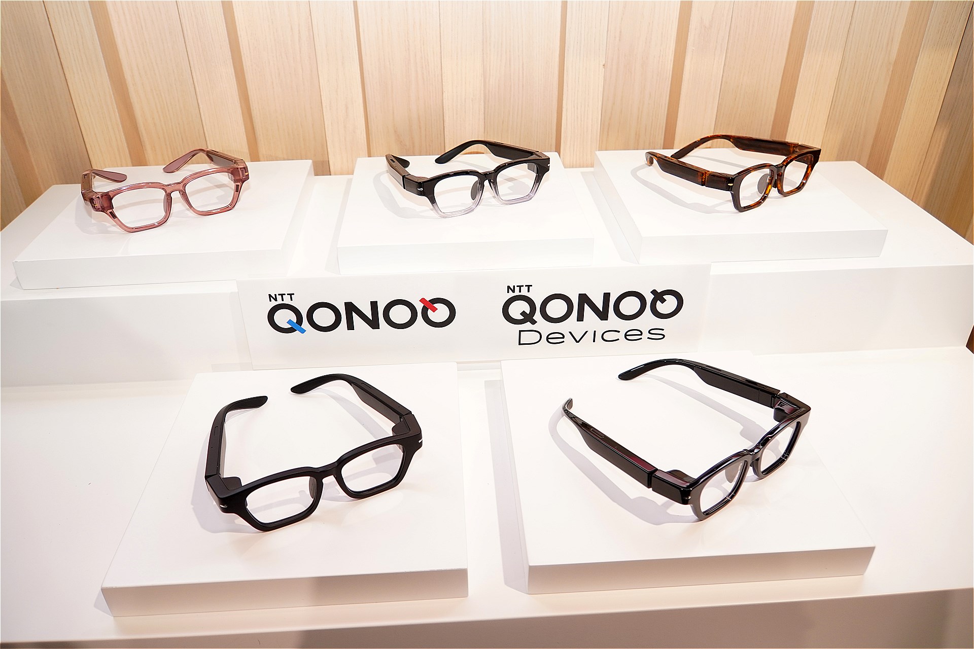 右下が発表された商用試作機だが、様々なデザインバリエーションも展示していた