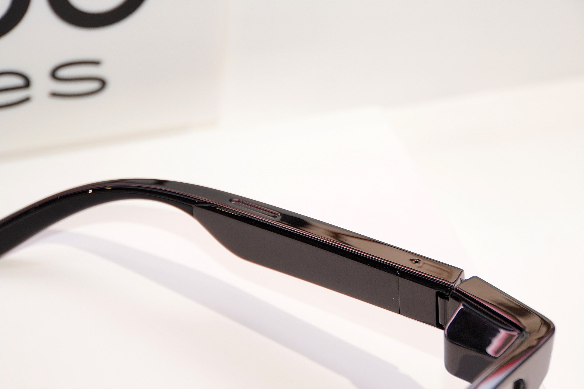 バッテリーや各種デバイスが収められるため、テンプル部分は通常のメガネよりは太くなっている