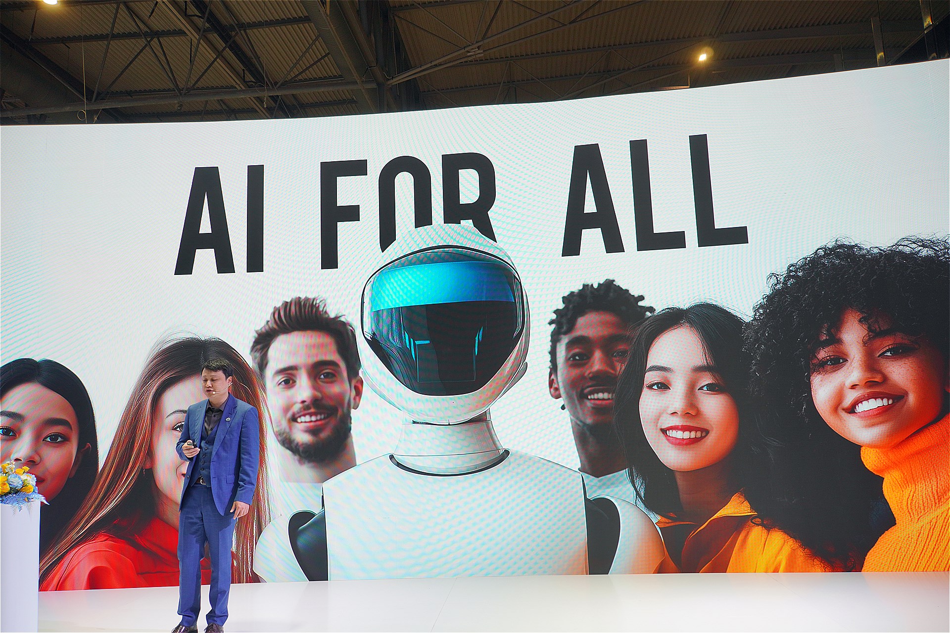 ZTEは会期初日の3月3日に発表会を開催。新製品や、AI for All戦略に基づく新機能を披露した