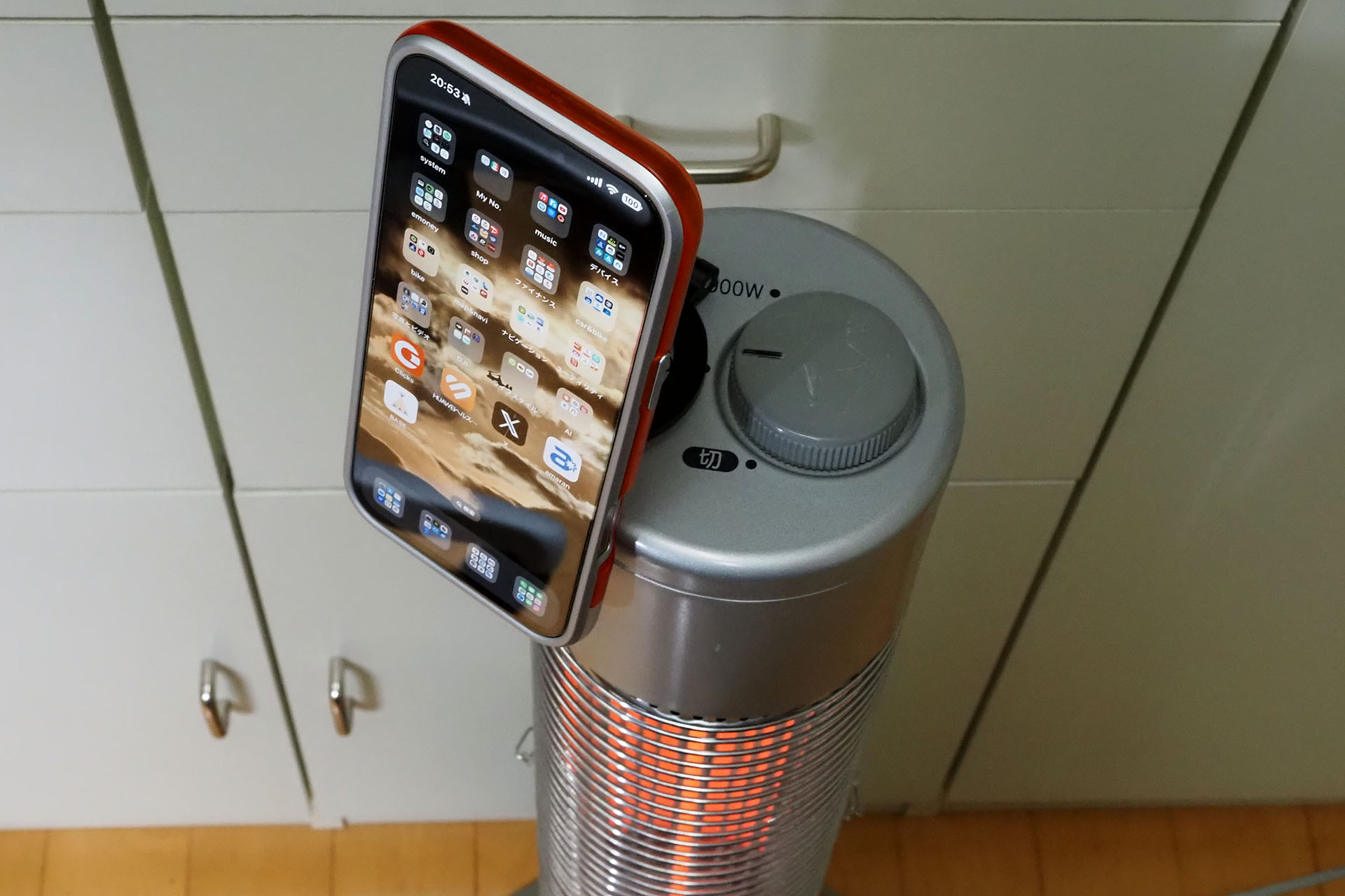 ストーブの上面はスチールで平ら。ストーブにiPhoneを保持させて、ストーブの熱で両手を暖める、みたいな使い方もできる。でもこういう使い方は自己責任で！
