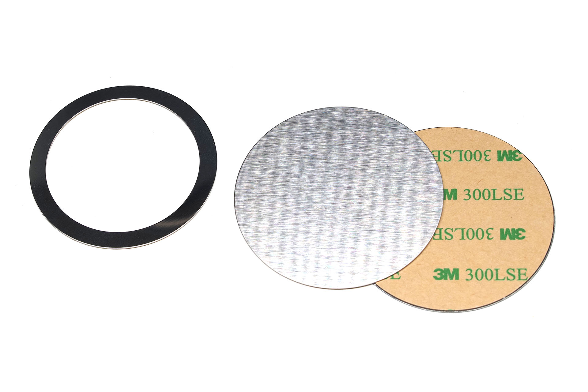 左が付属のスチールリング。右は直径約60mmの粘着剤付きスチールプレート。こういったスチールをどこかに貼れば、ソコがMagSafe対応端末の一時的な居場所になる。いや恒久的な居場所でもいいのだが