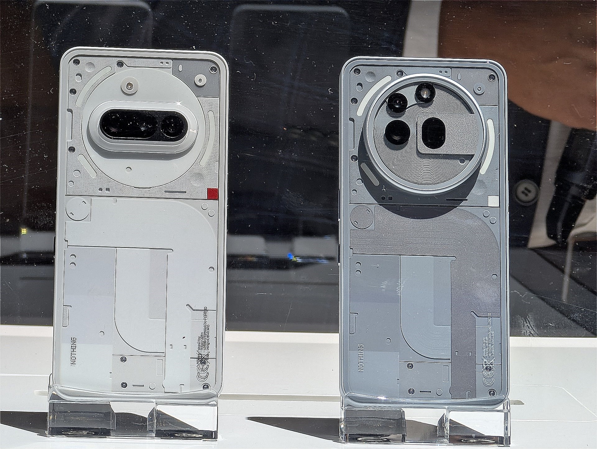 「Nothing Phone (3a)」（左）と「Nothing Phone (3a) Pro」（右）