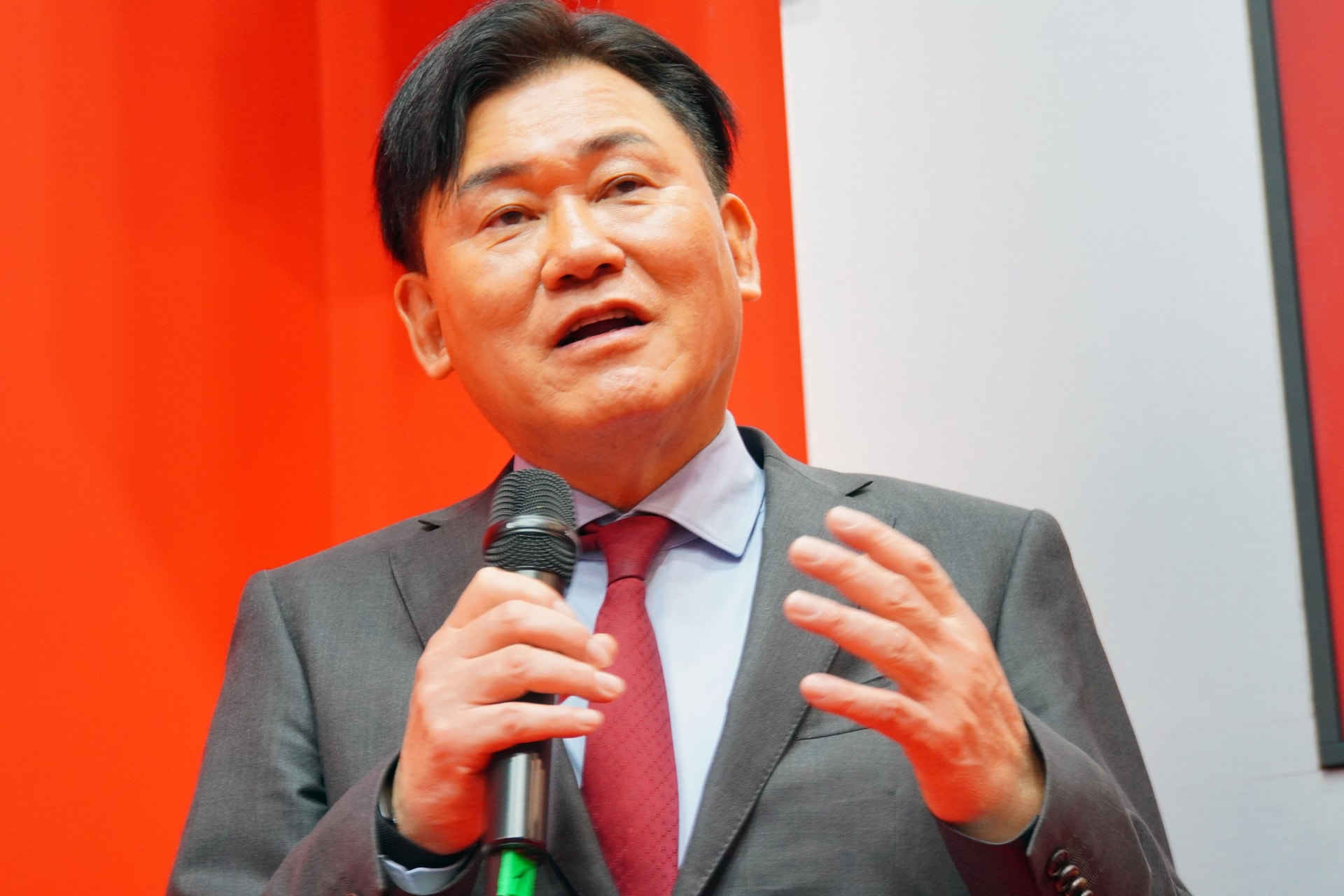 楽天ブースで改めて自社の特徴を紹介した三木谷氏