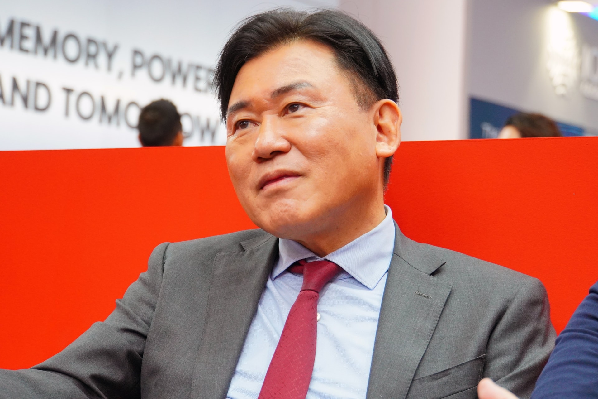 報道陣からの質問に答える三木谷氏