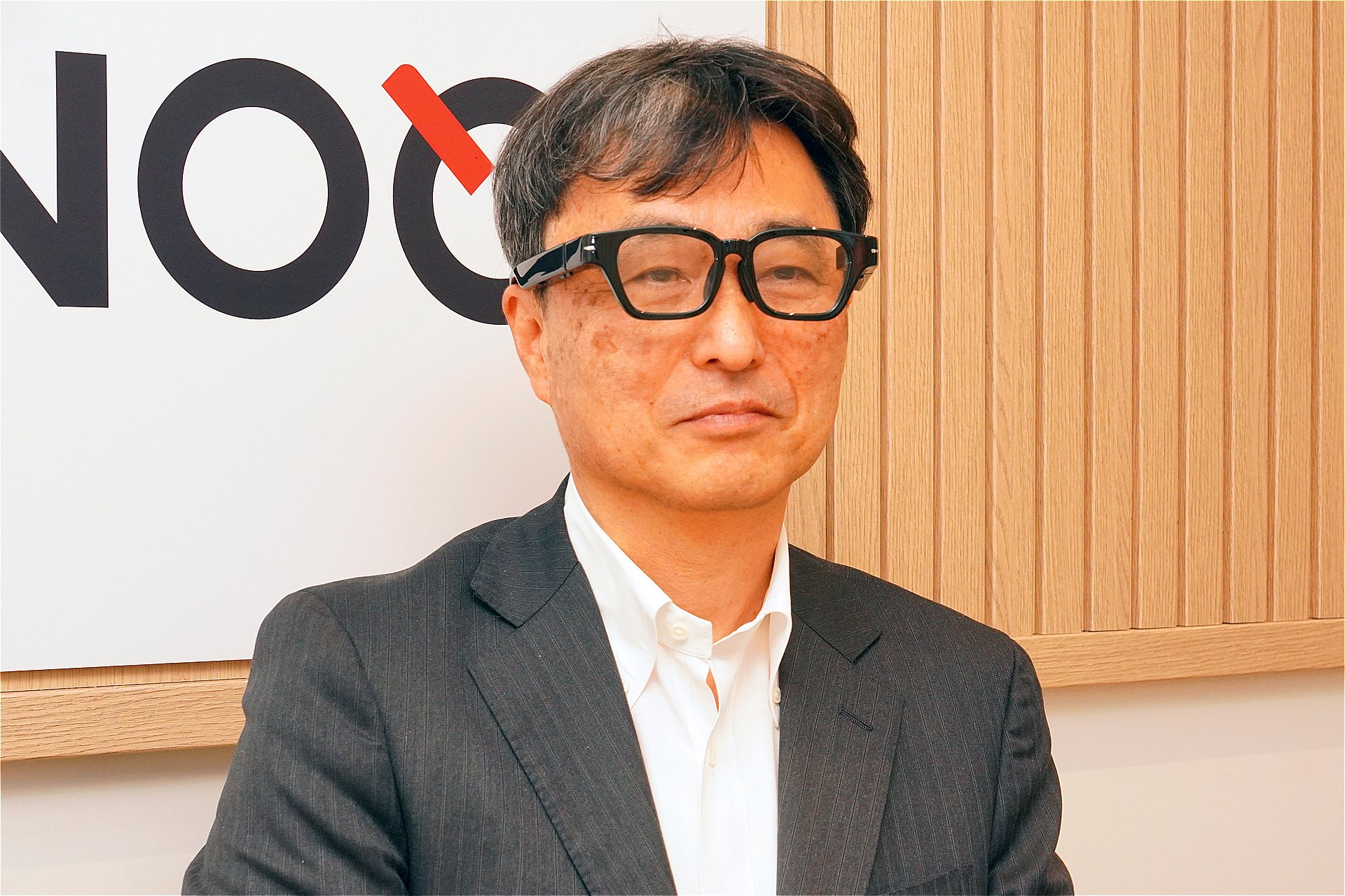 普段使いを重視したという。丸山氏にかけてもらったが、確かに大ぶりのメガネとあまり変わらない