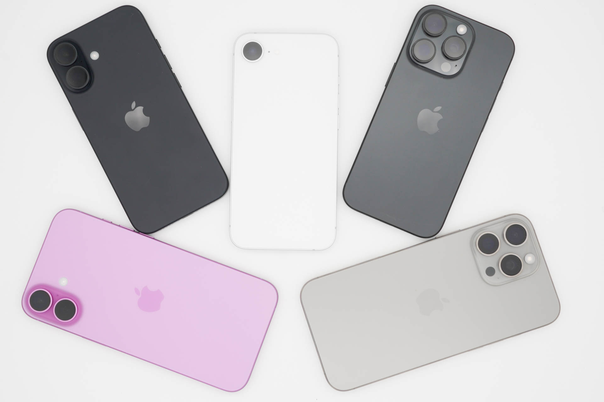 揃いも揃った16シリーズ5種。大きいのが欲しいならPlusかMaxで高いのしかナイ