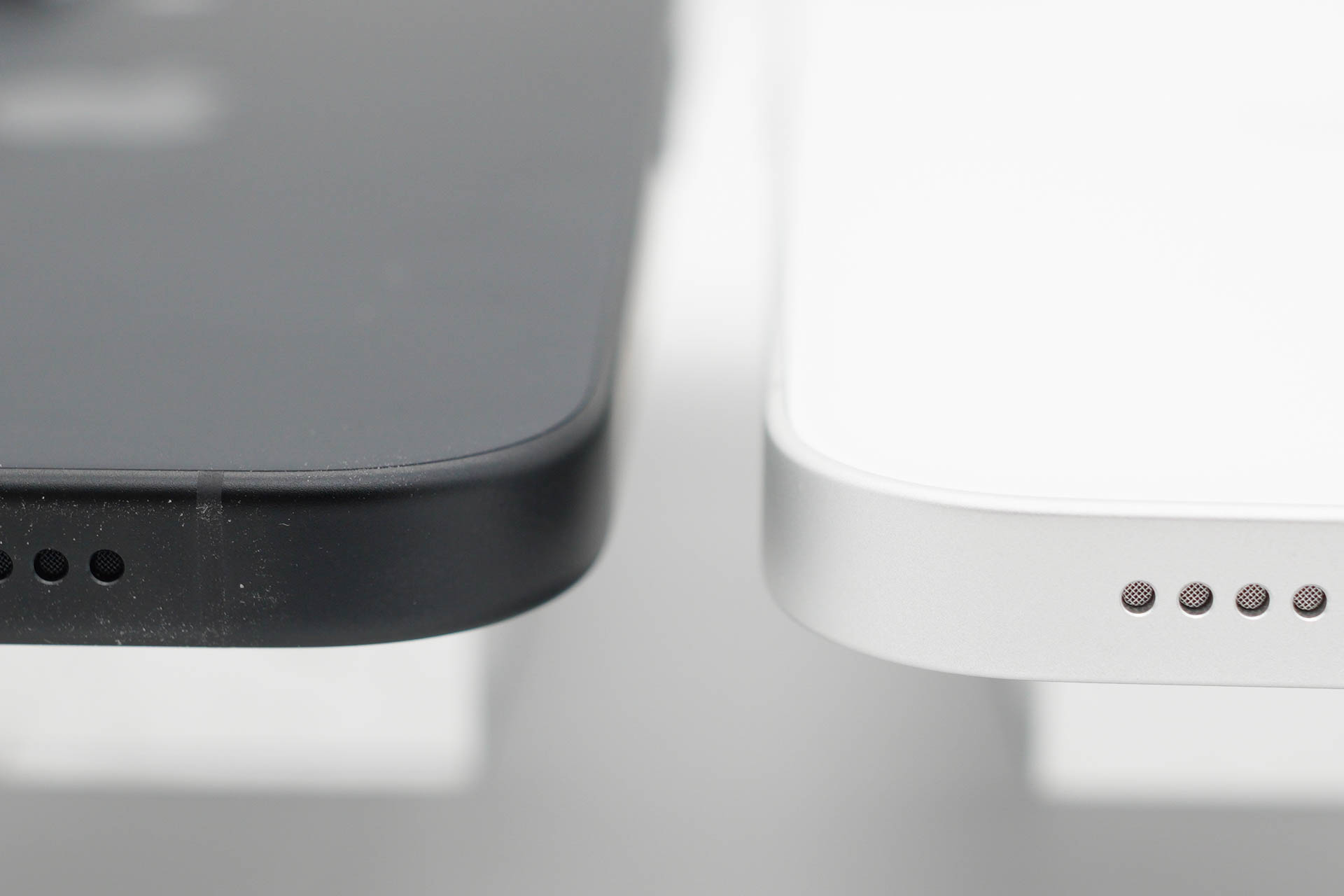 左のiPhone 16の方が右のiPhone 16eより面の交わるラインの面取りRが大きい……のだが写真で伝わるだろうか。肉眼で気がつかないくらい寄ってるのでホコリ御免