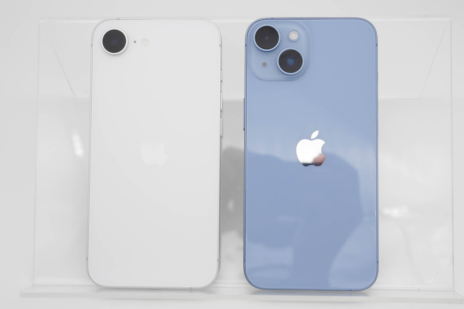 背面が光沢仕上げのiPhone 14（右）は正面から撮るとカメラが写り込むのを避けるのが大変なのである。しかもアップルロゴはミラー仕上げ