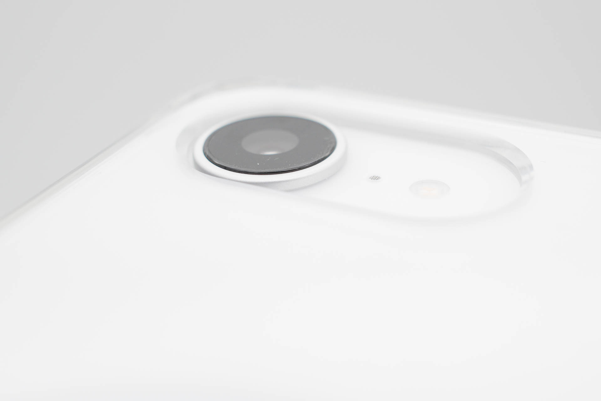 厚めのケースなのでカメラ部の出っ張りがなくなる