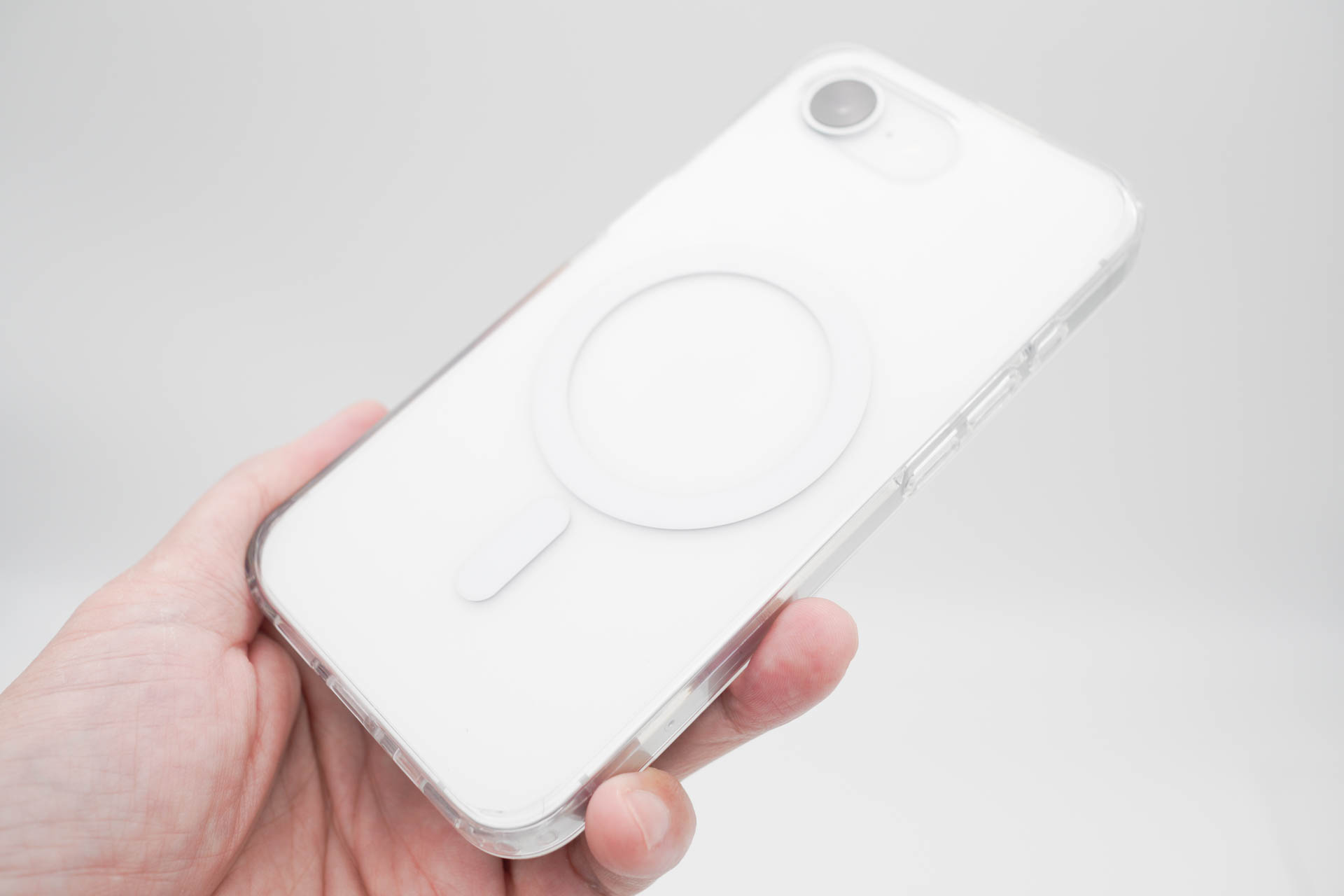 MagSafe対応ケースを装着したiPhone 16e