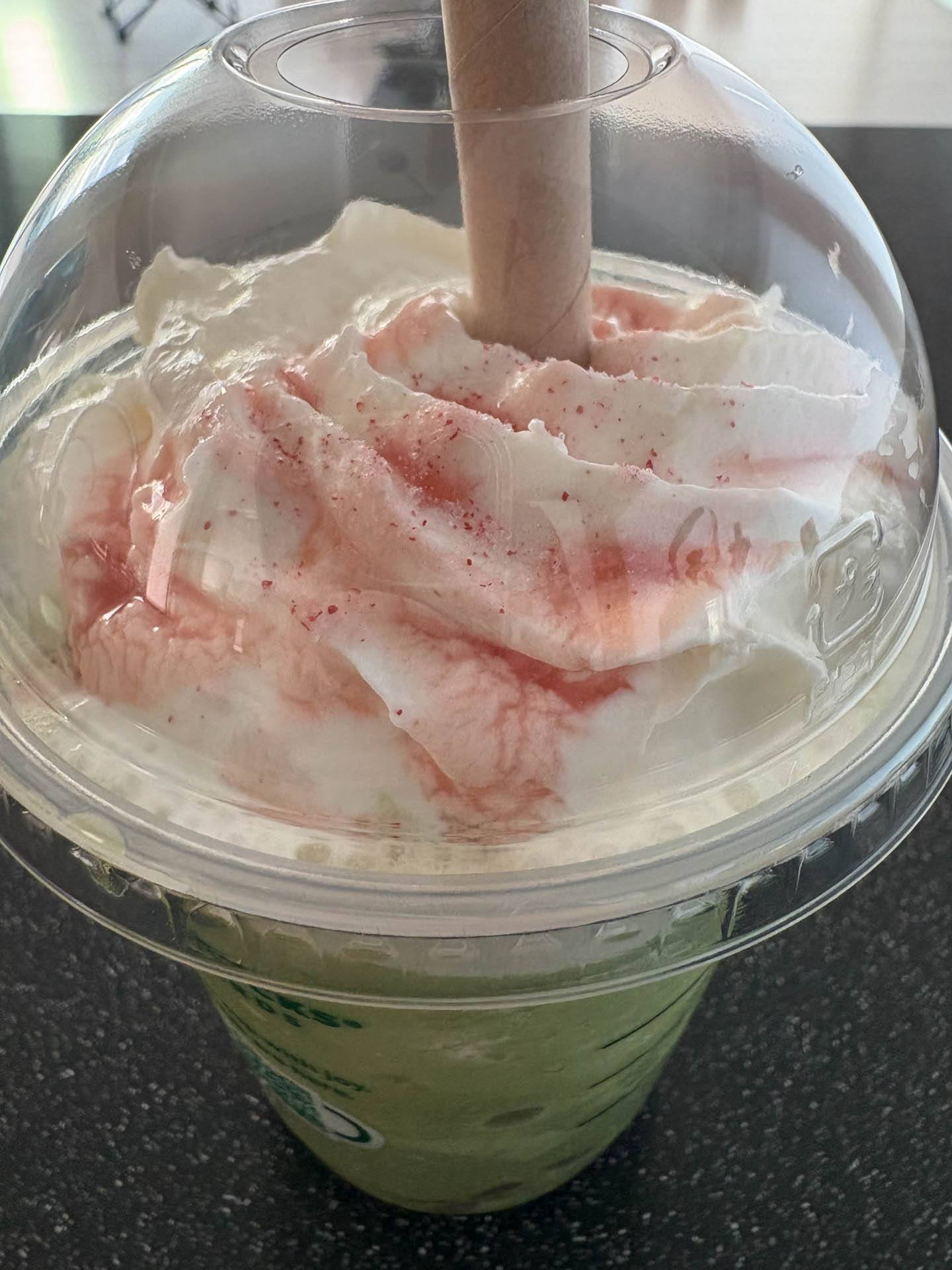 こちらはiPhone 16でのマクロ写真。余裕で寄れる