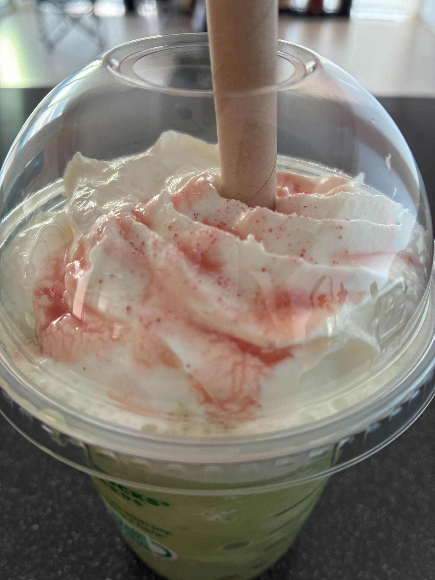 iPhone 16eで近寄ると、近くにピントが合わない