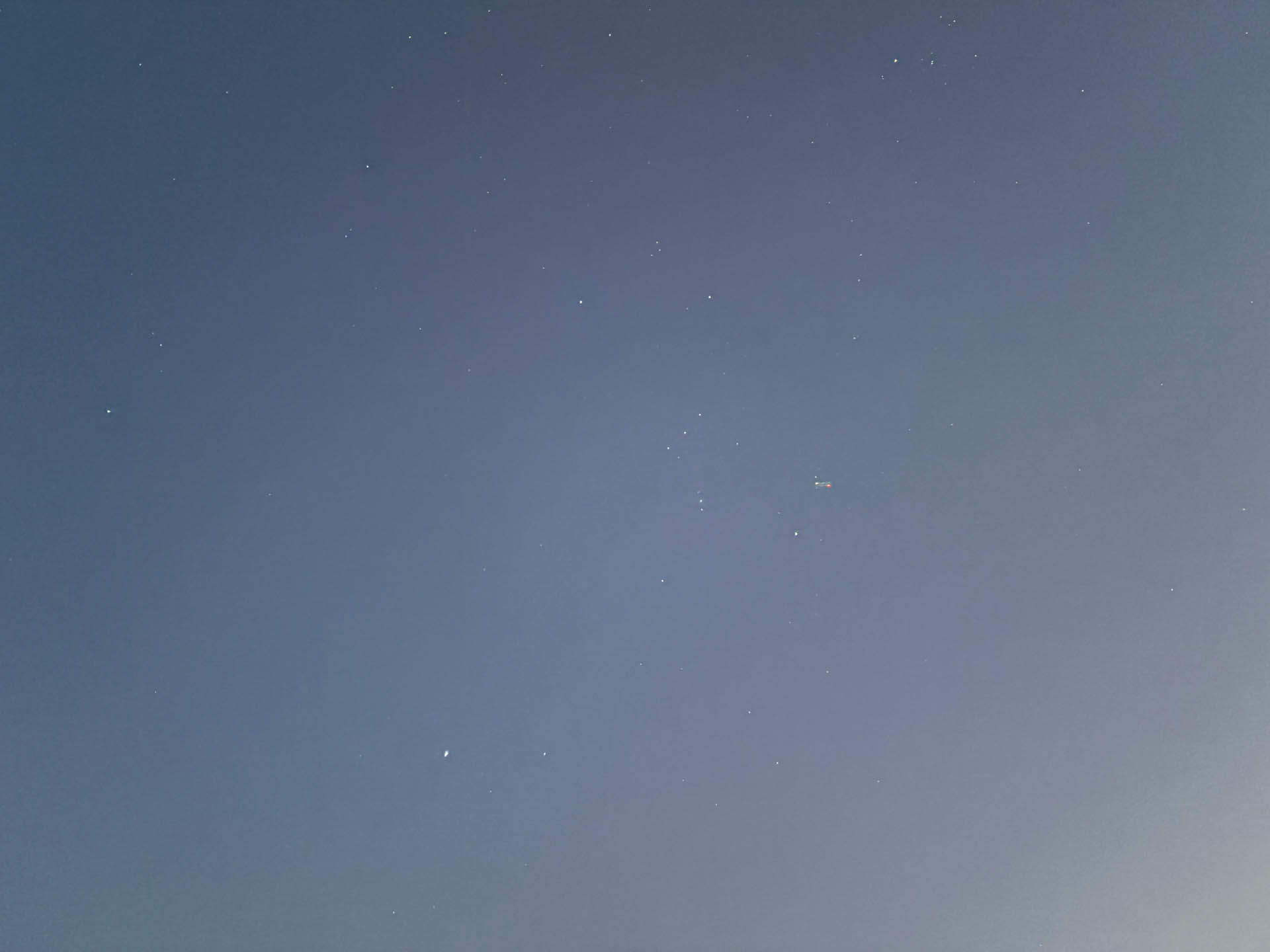 iPhone 16eのナイトモード。ちょうど横切った飛行機も入ってしまったが、オリオン大星雲までちゃんと写っている