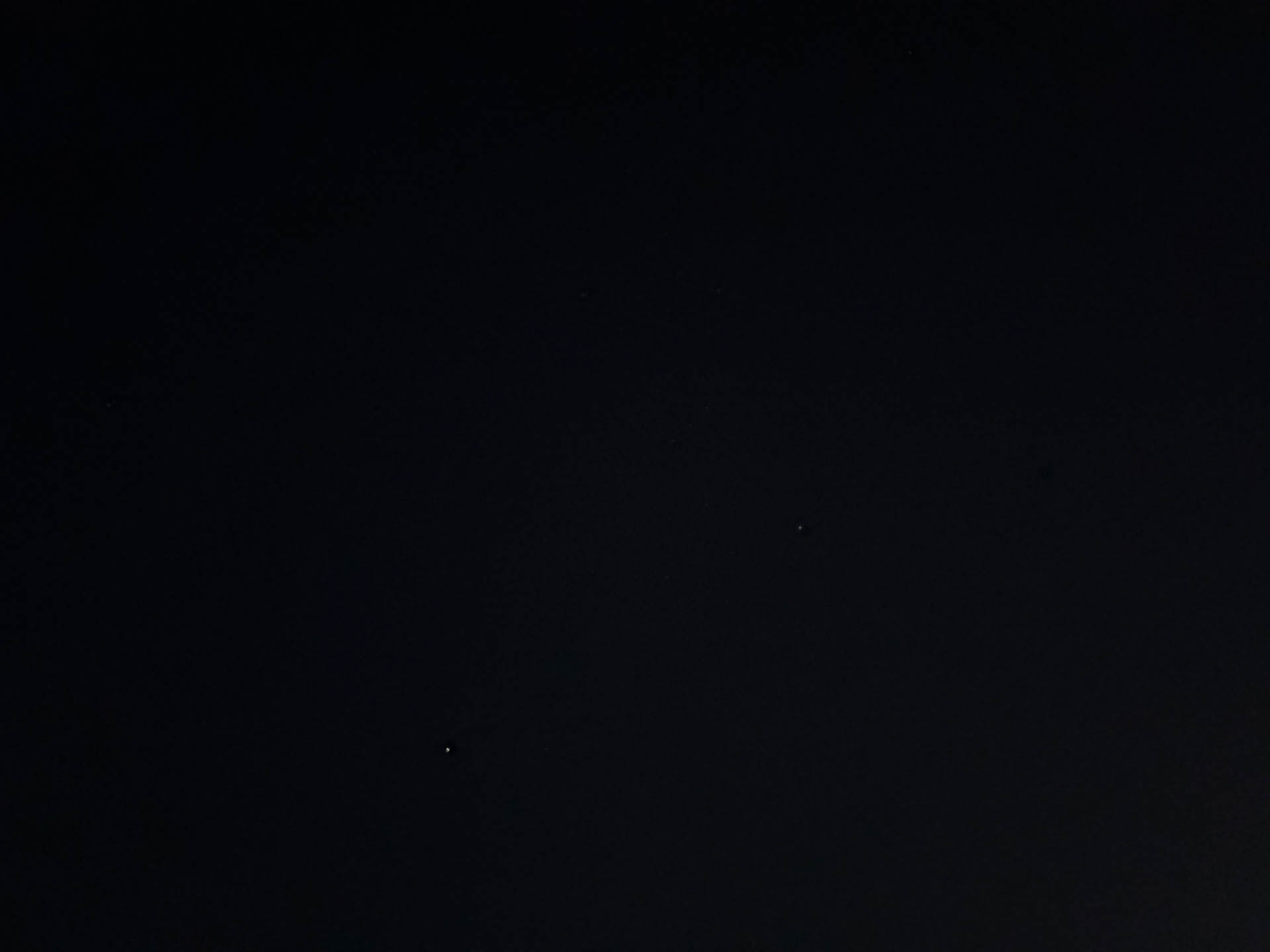 iPhone 16eの星野写真。非ナイトモードだとシリウスとリゲルしか写らず、ベテルギウスがほぼ見えない