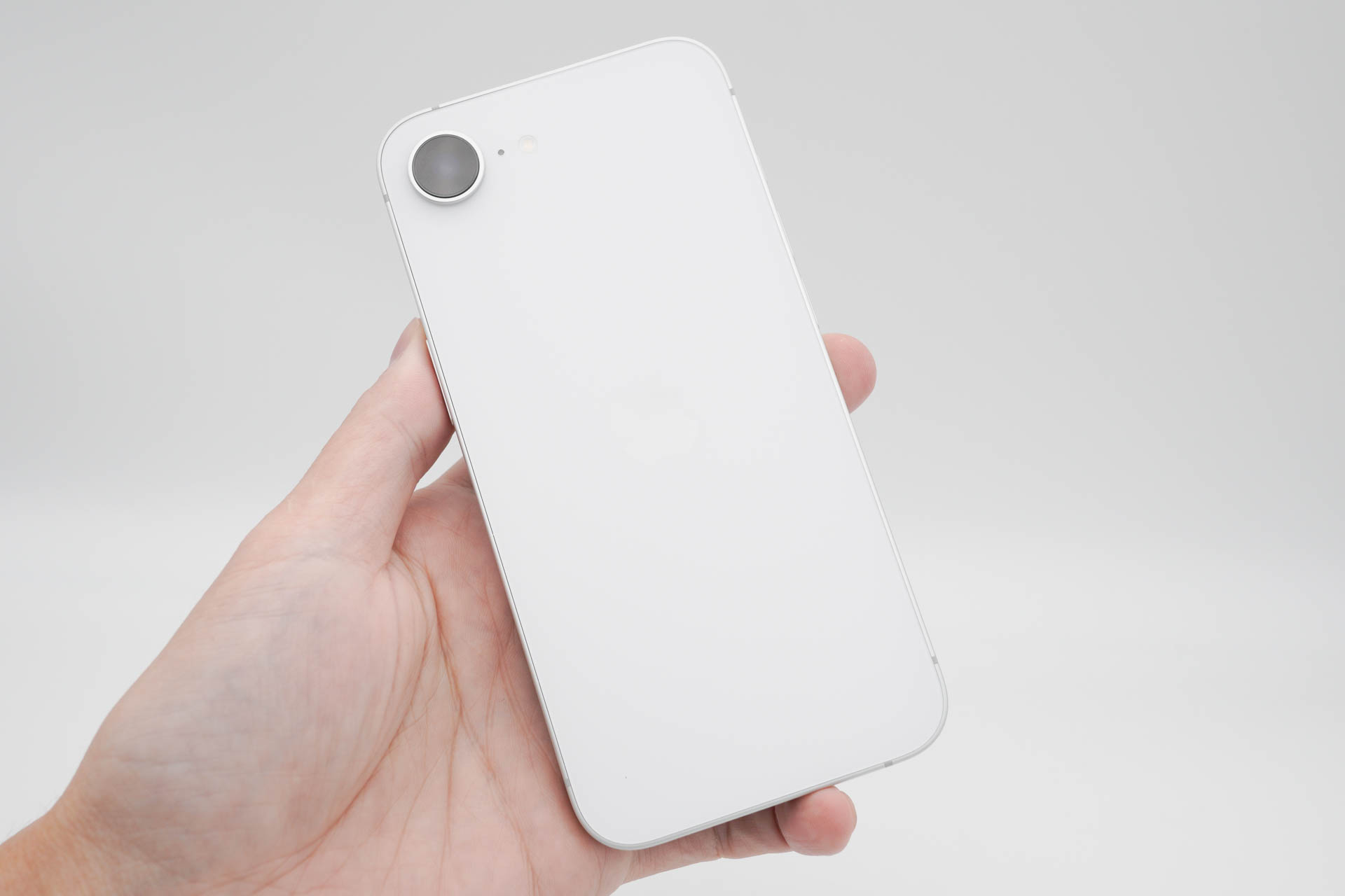 iPhone 16eのカメラは1つだけ。デザインもシンプル