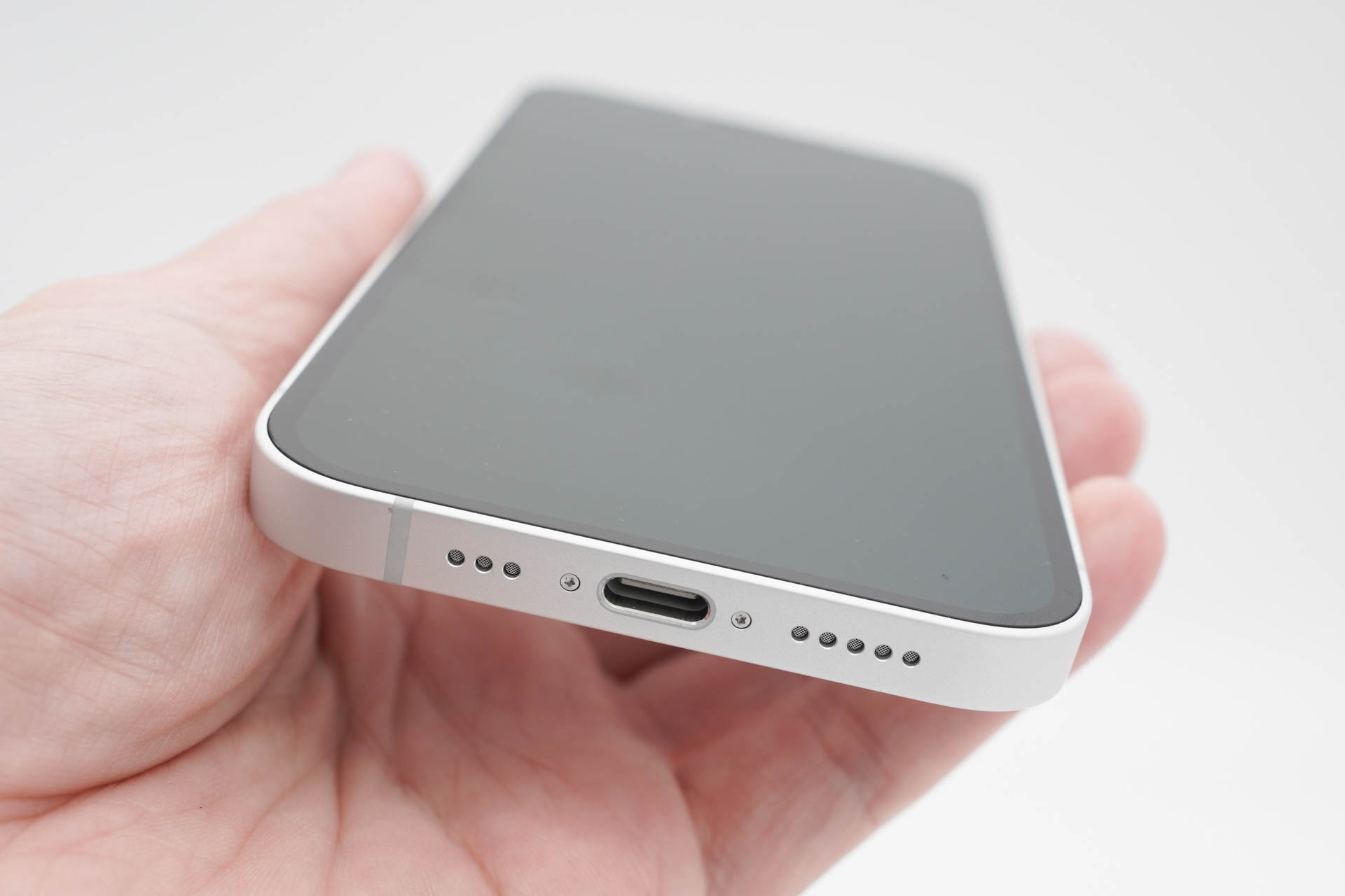 端子部。ちなみにLightningに比べるとUSB-Cは若干大きい