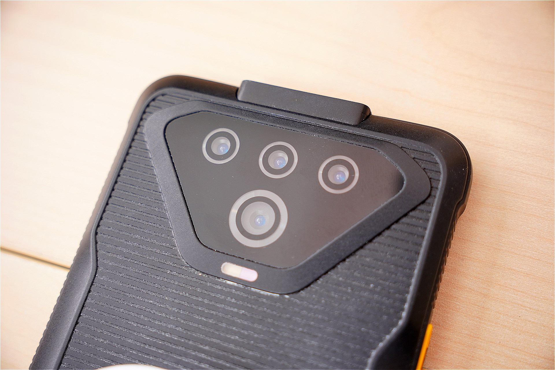 赤外線センサーやサーマルカメラを備えた「CAT S225」。なお、正式発表前の端末のため、仕様は変更になる可能性があるという