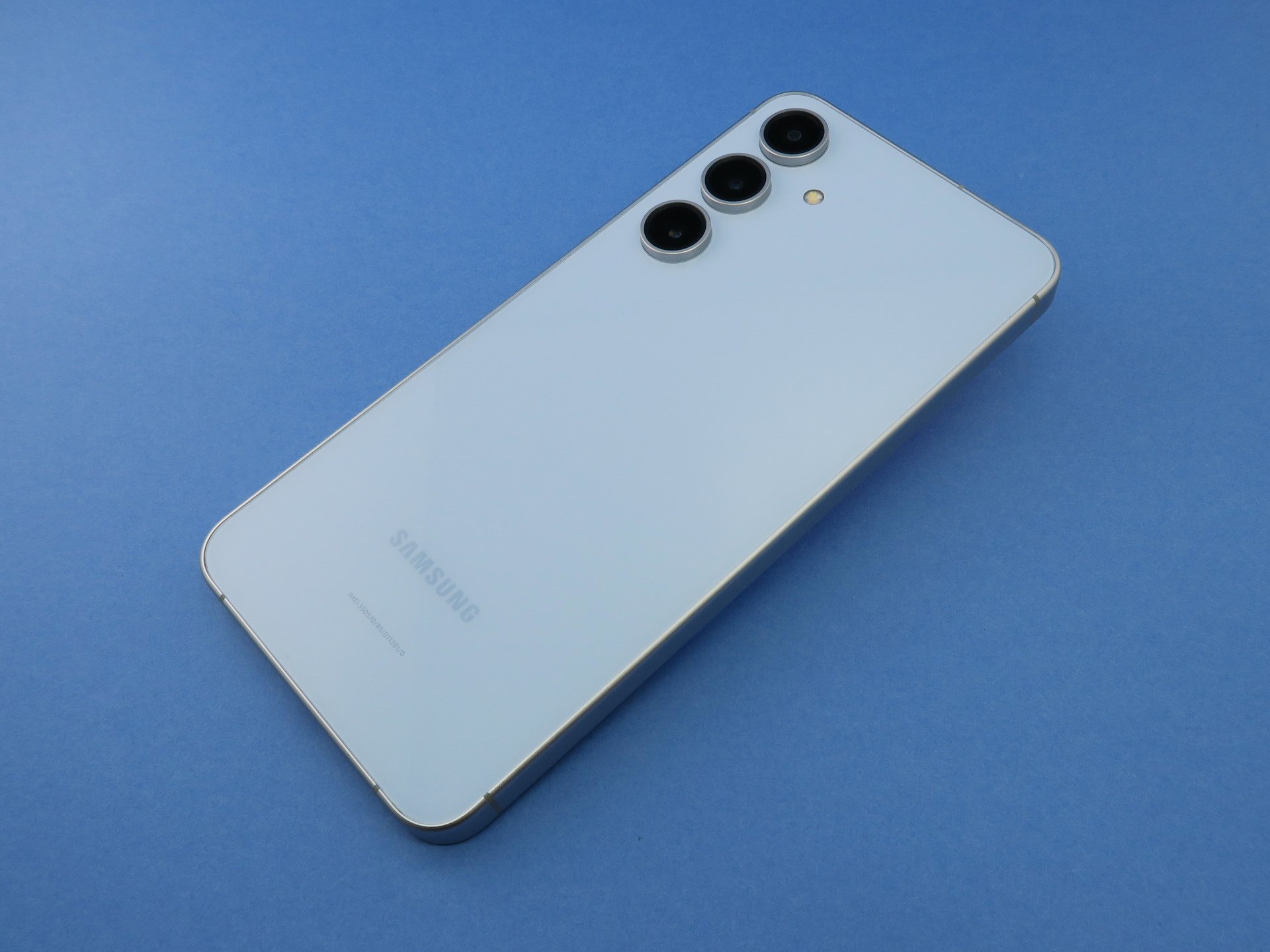 背面はガラス光沢仕上げ。ブルーやミントなどはあまり指紋が目立たないが、他のカラーは目立ちやすい