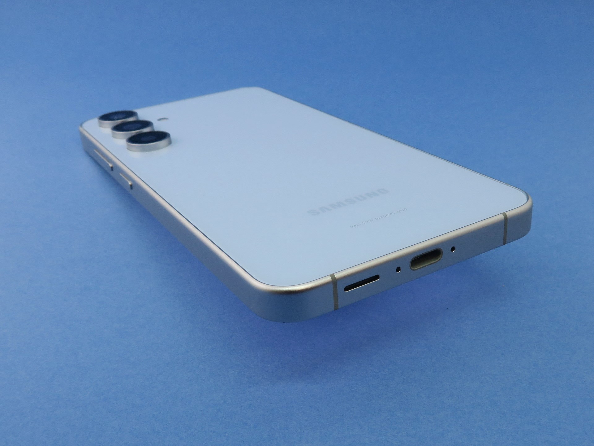 本体下部にはUSB Type-C外部接続端子を備える